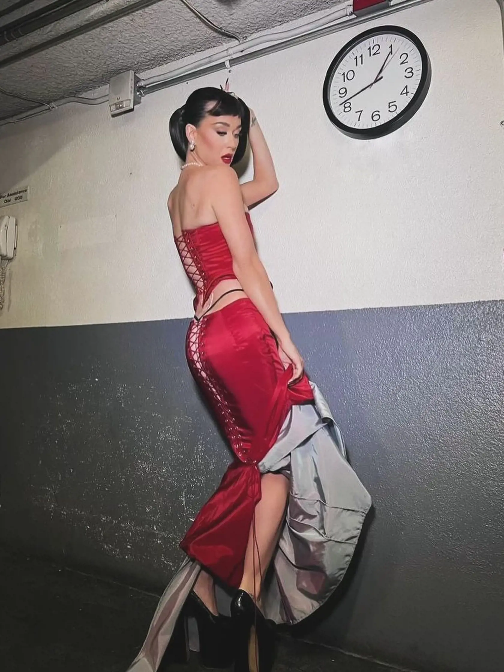 Ak bolo jej cieľom zaujať, rozhodne to Katy Perry urobila, tentokrát nie spevom, ale outfitom...