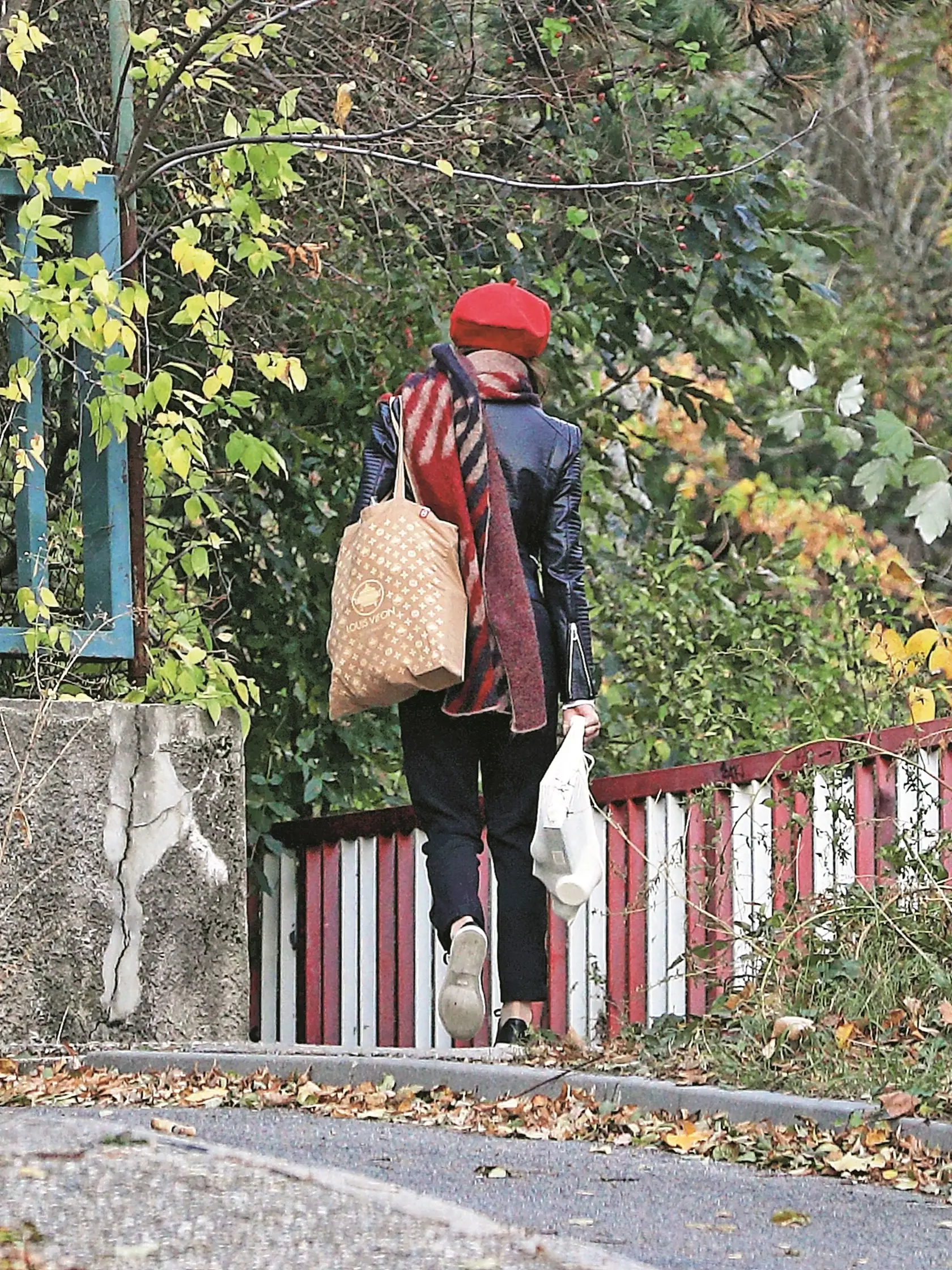 Žienka domáca: Nepotrpí si zrejme ani na značky, nosí paródiu na kabelku Louis Vuitton.