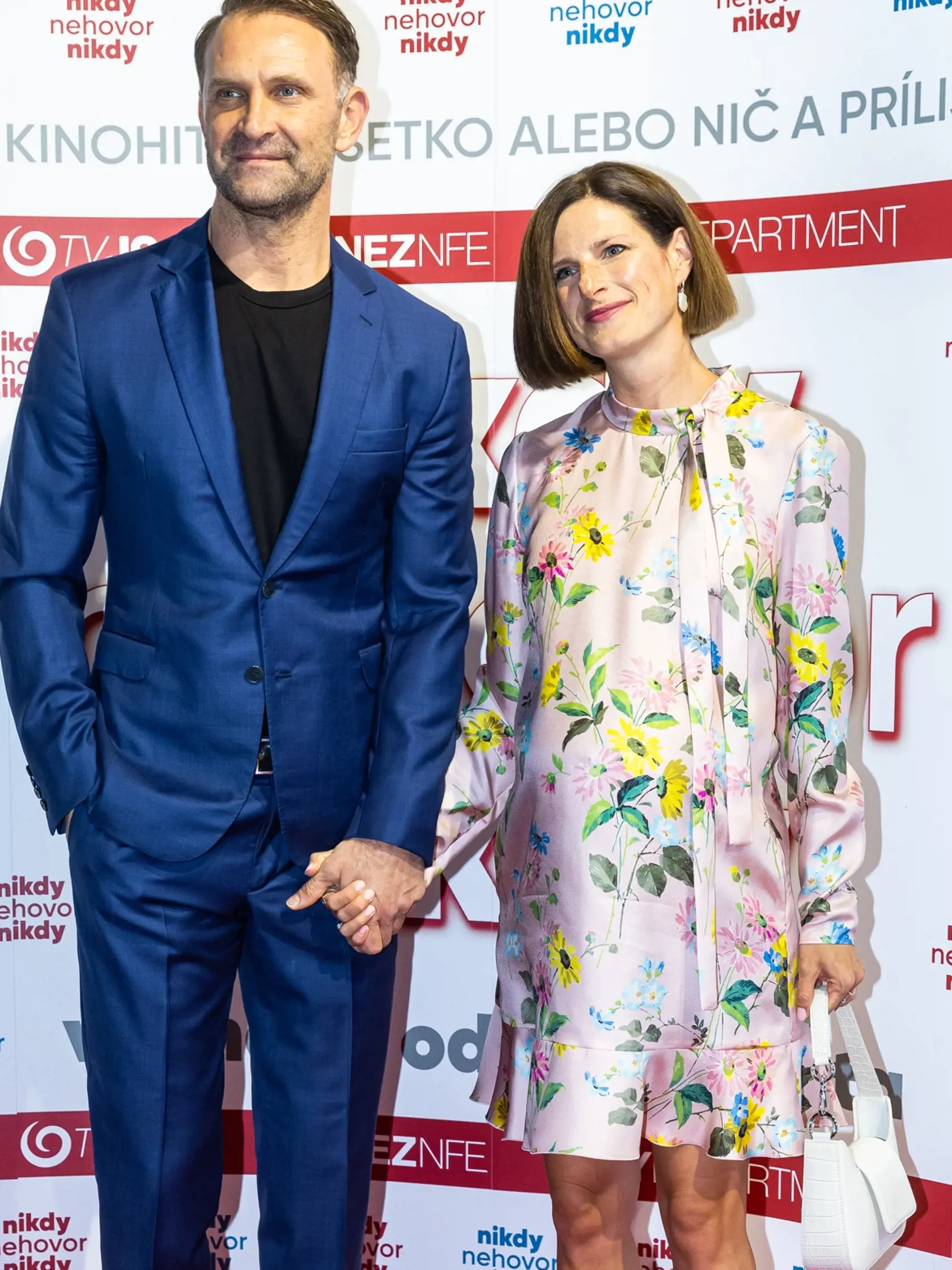 Premiéra filmu “Nikdy nehovor nikdy” v Bratislave. Na snímke Tomáš Maštalír s manželkou Kristínou.