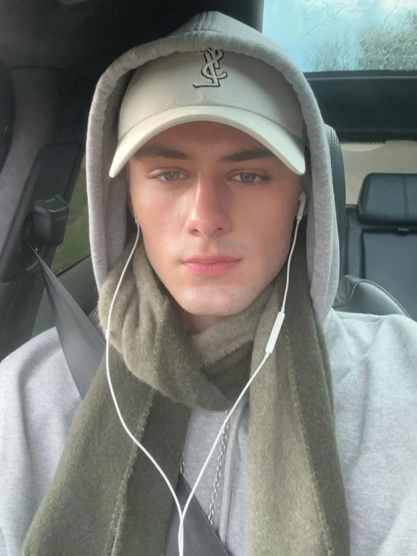 Je tu však jeden rozdiel – Will má na Instagrame takmer dva milióny sledovateľov a vďaka jeho dokonalému vzhľadu sa radí medzi najkrajších chlapcov na svete. Už keď mal 12 rokov, jeho výzor lámal rekordy, čo sa krásy týka.