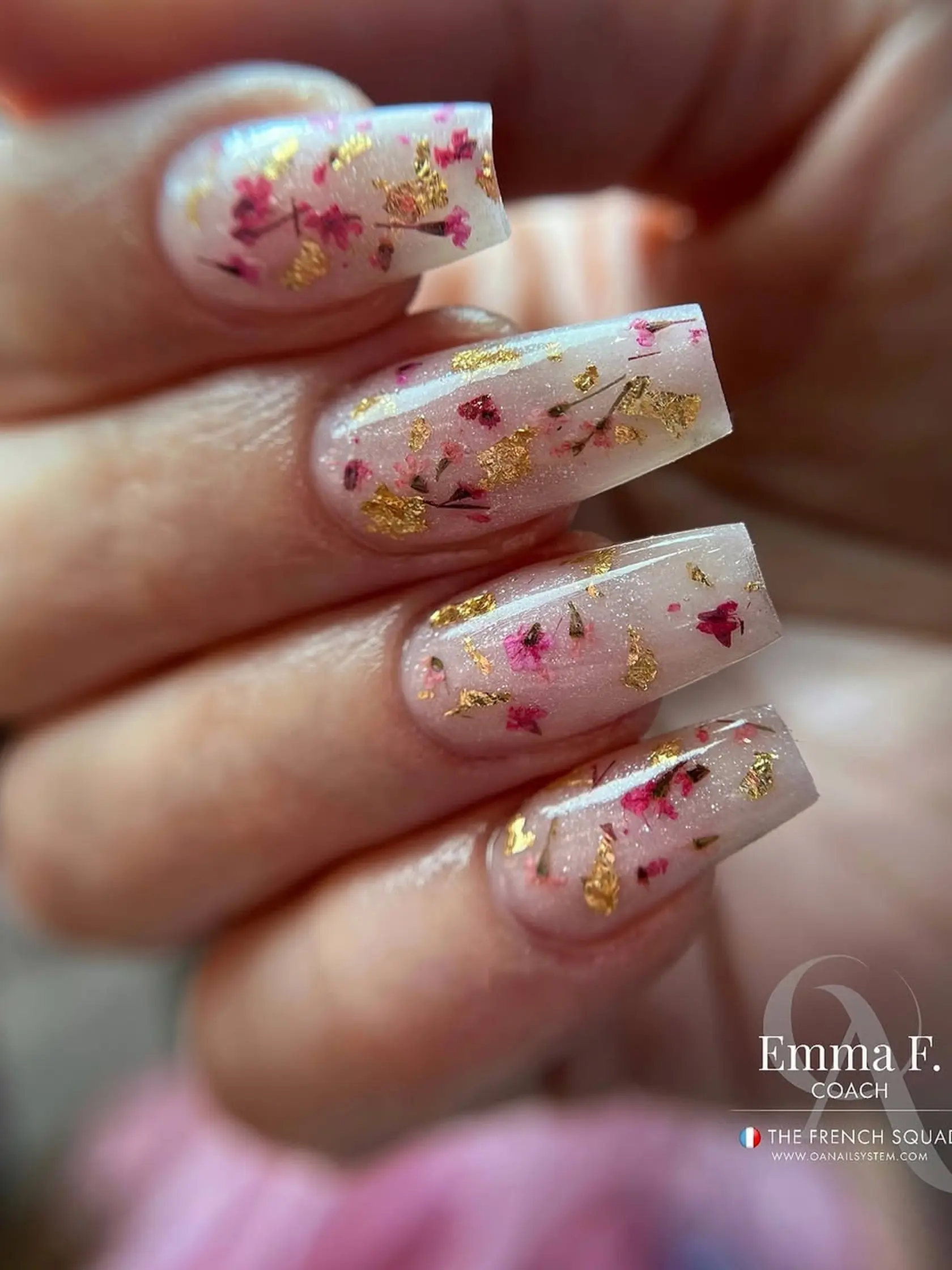 Kvetinová manikúra od @efab.nails
