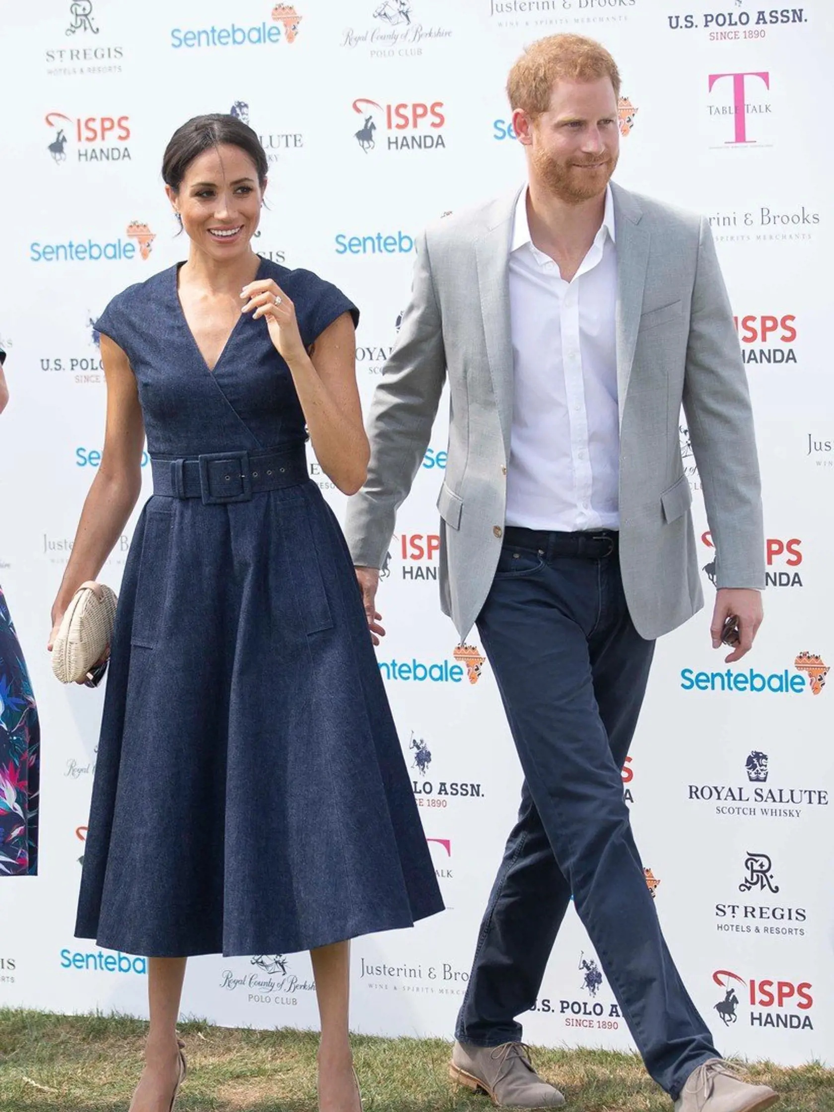 Ale, ale... Drobné nedorozumenie? Harry rázne vykročil, Meghan zaváhala.