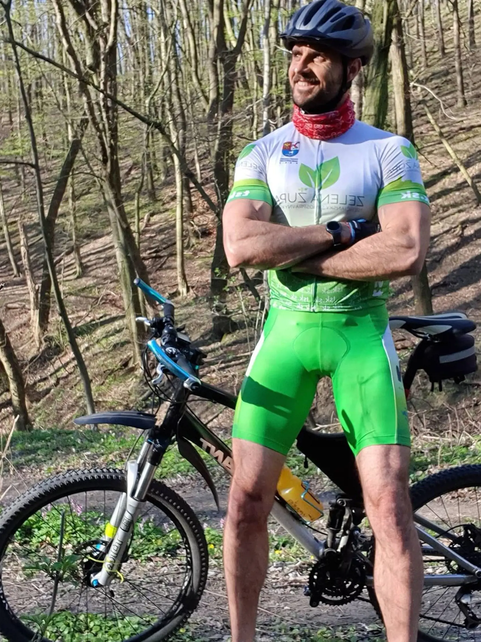 Šmahel prezradil: "Ja som tiež dal občas fotku tváre Mie na siete, ale prestal som s tým, keď mi cudzí ľudia poslali screeny niekoho, kto mal fotky mojej dcéry v profile, mňa orezal a vydával ju za svoju. A vraj tak oblboval ženy (ktoré mu vďaka mojej dcére dôverovali a šli za ním) a on ich predával na sexuálne zneužívanie... Tam skončila všetka sranda..."