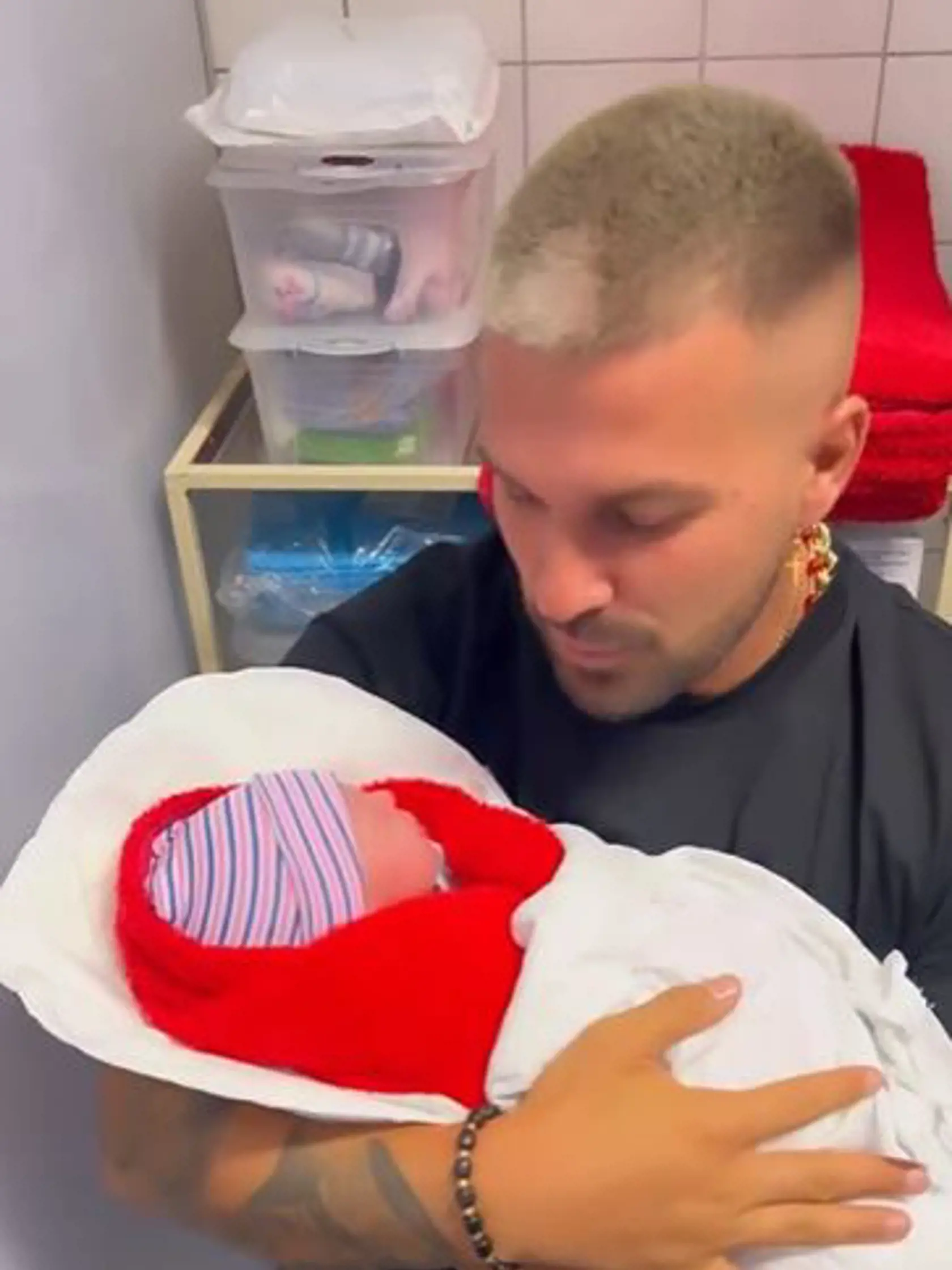 Eva si myslí, že Zuzana pôrod iba hrala.