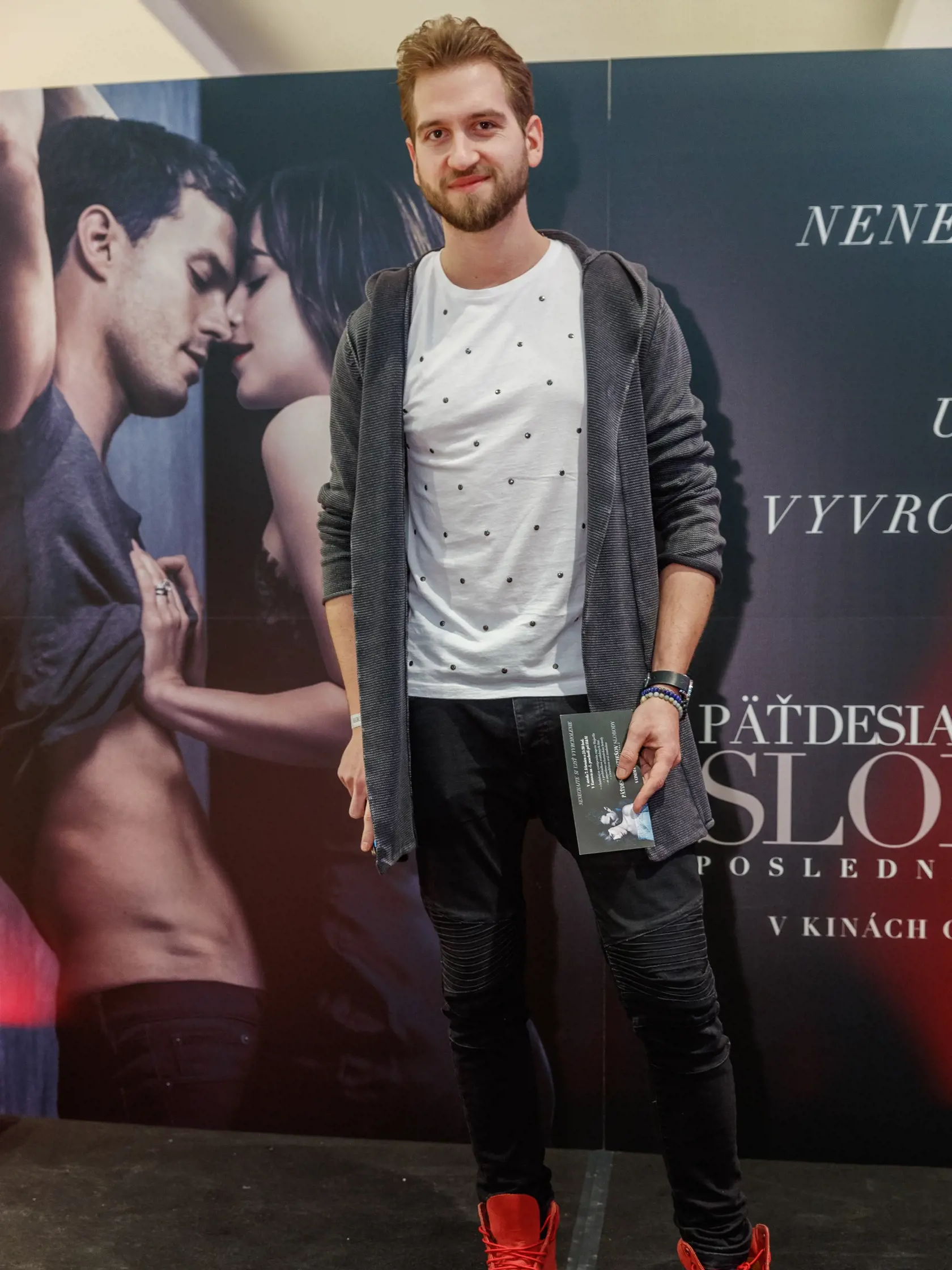 V bratislavskom nákupnom centre Eurovea sa konala slávnostná premiéra filmu 50 Odtieňo slobody. Na snímke spevák Samuel Tomeček počas párty pred začiatkom premietania.