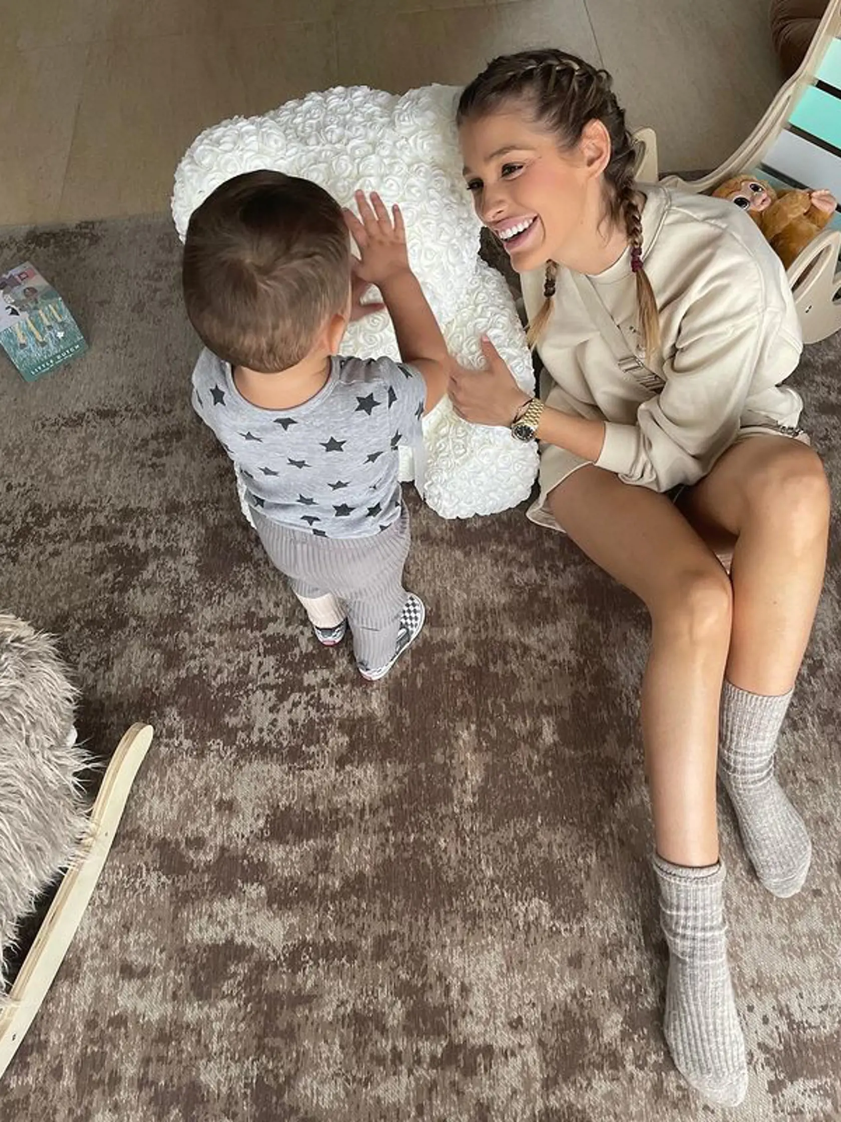 Pohodlia musí byť. Rytmusovci majú radi mäkké pohovky či už z tkaniny, alebo kože. Kvalitná podlaha je nevyhnutnosťou. Túto miestnosť však nesie najmä kamenný obklad.