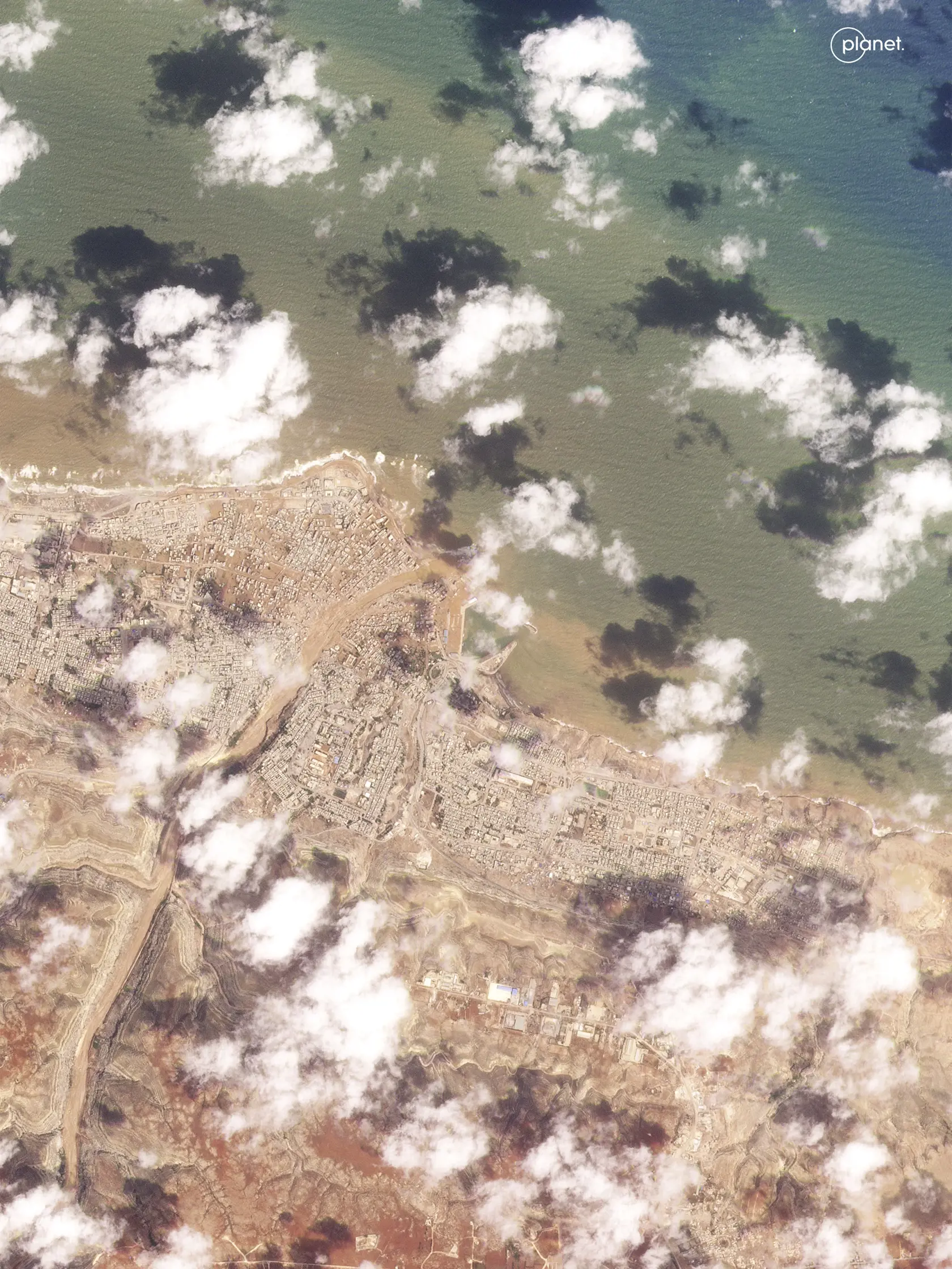 JB 16 Darna - Na satelitnej snímke Planet Labs pohľad na záplavy v líbyjskom meste Darna 12. septembra 2023. Najmenej 30.000 ľudí prišlo o strechu nad hlavou v meste Darna na východe Líbye v dôsledku ničivých záplav spôsobených búrkou Daniel, vyhlásila v stredu Medzinárodná organizácia pre migráciu, ktorá patrí pod Organizáciu Spojených národov. TASR o tom informuje na základe správ agentúr AFP, AP a DPA. "Len v meste Darna je vysídlených najmenej 30.000 obyvateľov," vyhlásila organizácia s tým,