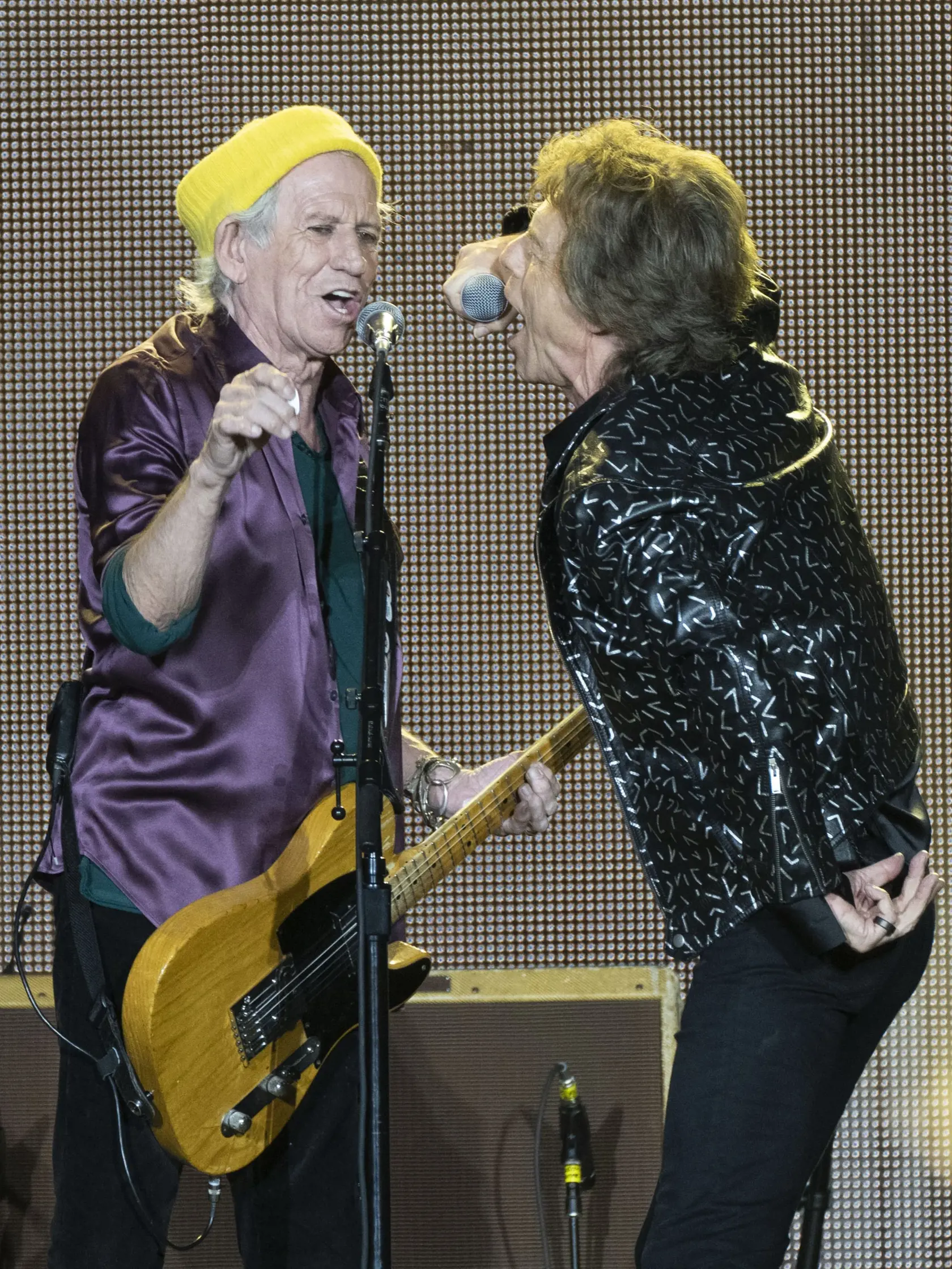 WA 9 Pittsburgh - Členovia britskej skupiny The Rolling Stones Keith Richards (vľavo) a Mick Jagger vystupujú na koncerte v rámci turné No Filter Tour  v Pittsburghu 4. októbra 2021. Turné pokračuje podľa plánu aj po úmrtí bubeníka skupiny Charlieho Wattsa.The Rolling Stones mali turné No Filter Tour odohrať ešte v roku 2020, koncerty však boli z dôvodu pandémie koronavírusu SARS-CoV-2 preložené.FOTO TASR/AP

The Rolling Stones' Keith Richards, left, and Mick Jagger perform during the band's "No