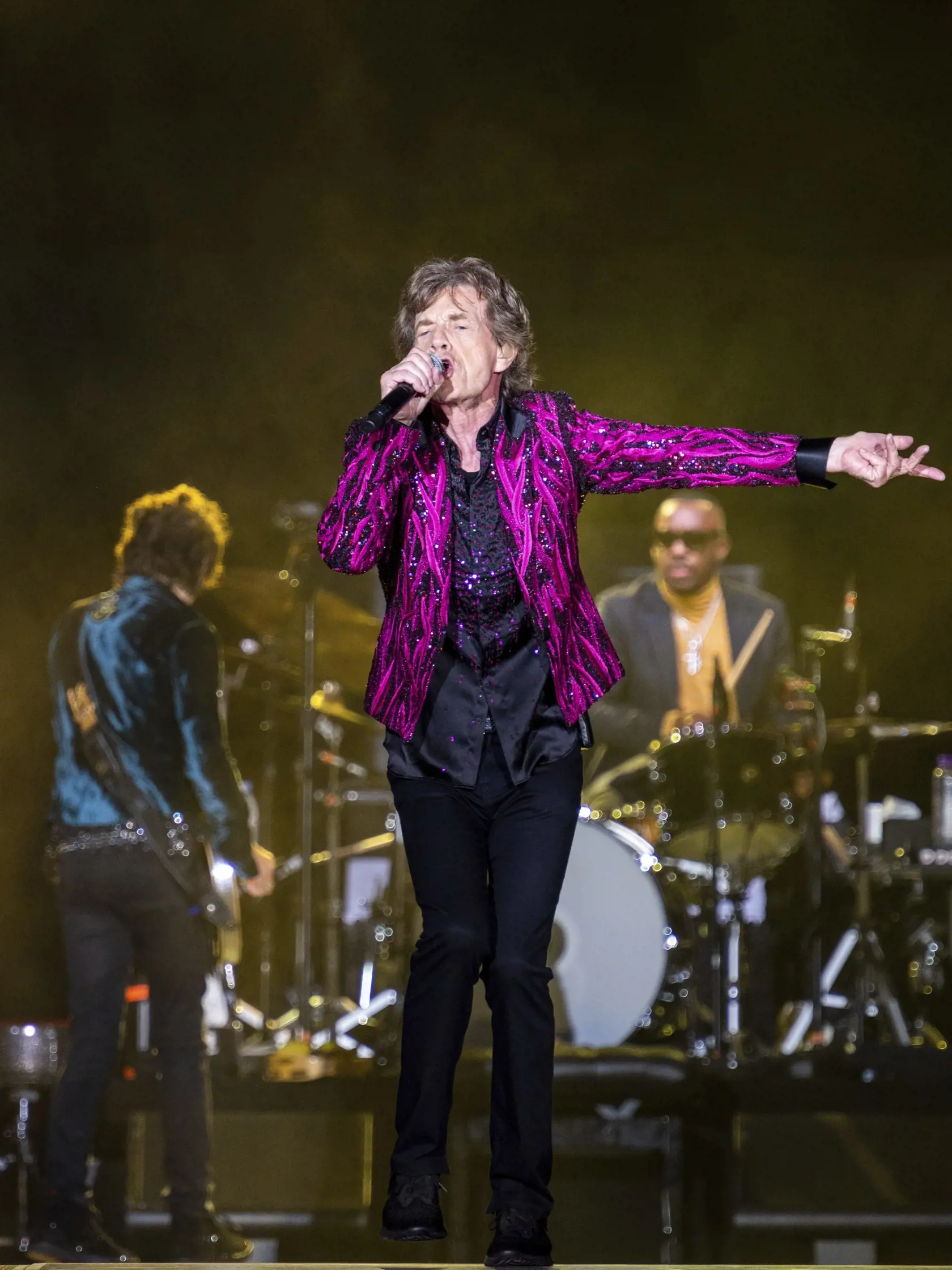 EBE 27 Atlanta - Na snímke členovia legendárnej britskej rockovej skupiny Rolling Stones, zľava gitarista Ron Wood, spevák Mick Jagger a bubeník Steve Jordan počas koncertu v rámci turné pod názvom No Filter na štadióne Mercedes Benz v americkej Atlante v noci na 12. novembra 2021. FOTO TASR/AP

Ron Wood, from left, Mick Jagger, and Keith Richards, of the Rolling Stones, perform during the band's "No Filter" tour on Thursday, Nov. 11, 2021, at the Mercedes Benz Stadium in Atlanta. (Photo by Paul