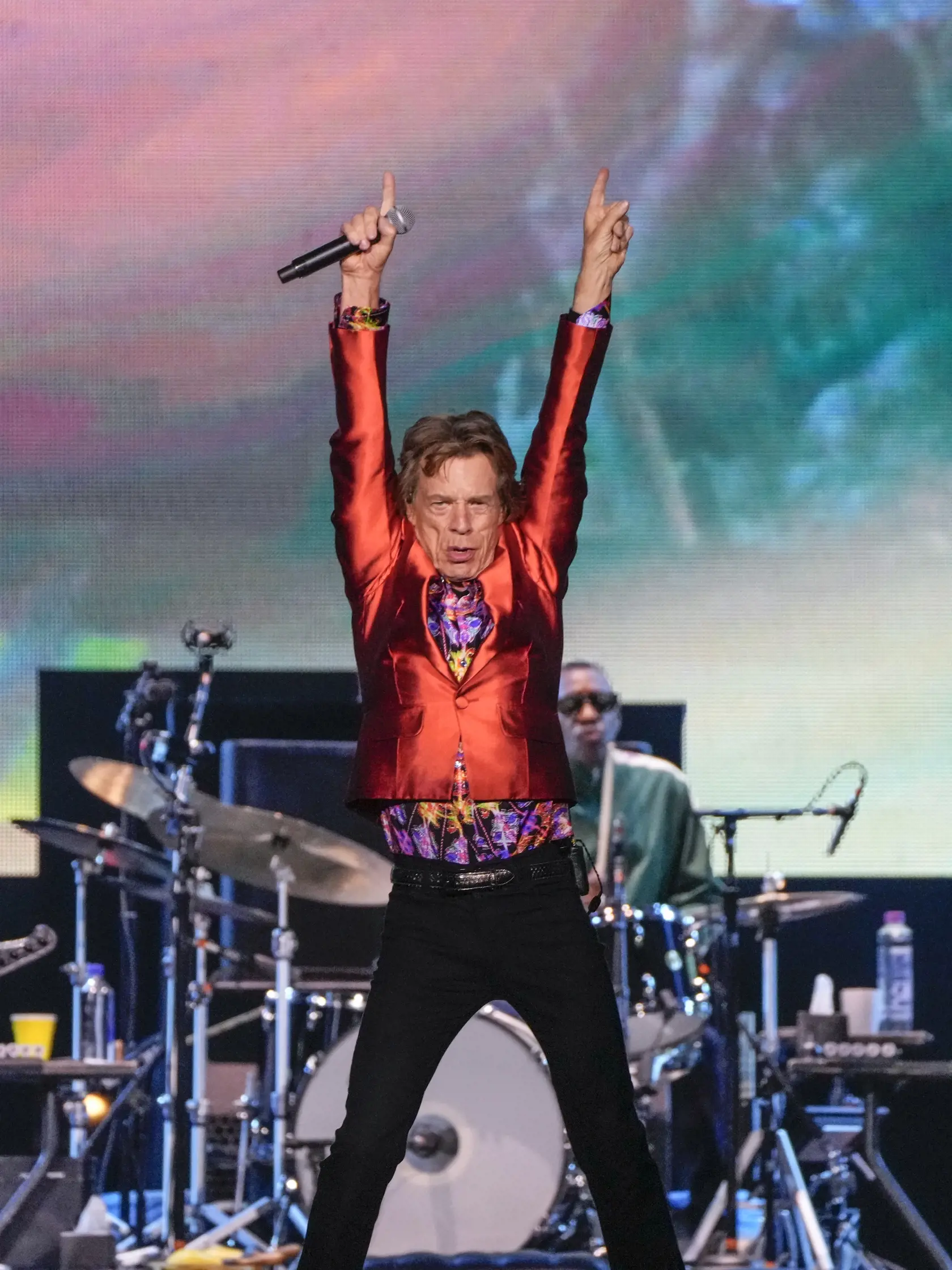 WA 18 Madrid - Spevák britskej rockovej skupiny The Rolling Stones Mick Jagger (v popredí) a bubeník Steve Jordan vystupujú počas koncertu v Madride v stredu 1. júna 2022. The Rolling Stones odštartovali v stredu v španielskej metropole európske turné k 60. výročiu svojho vzniku. Séria koncertov s názvom Sixty bude zahŕňať 14 vystúpení v desiatich krajinách. Ide o prvé turné tejto londýnskej formácie od smrti jej dlhoročného bubeníka Charlieho Wattsa, ktorý zomrel vlani v auguste ako 80-ročný. S