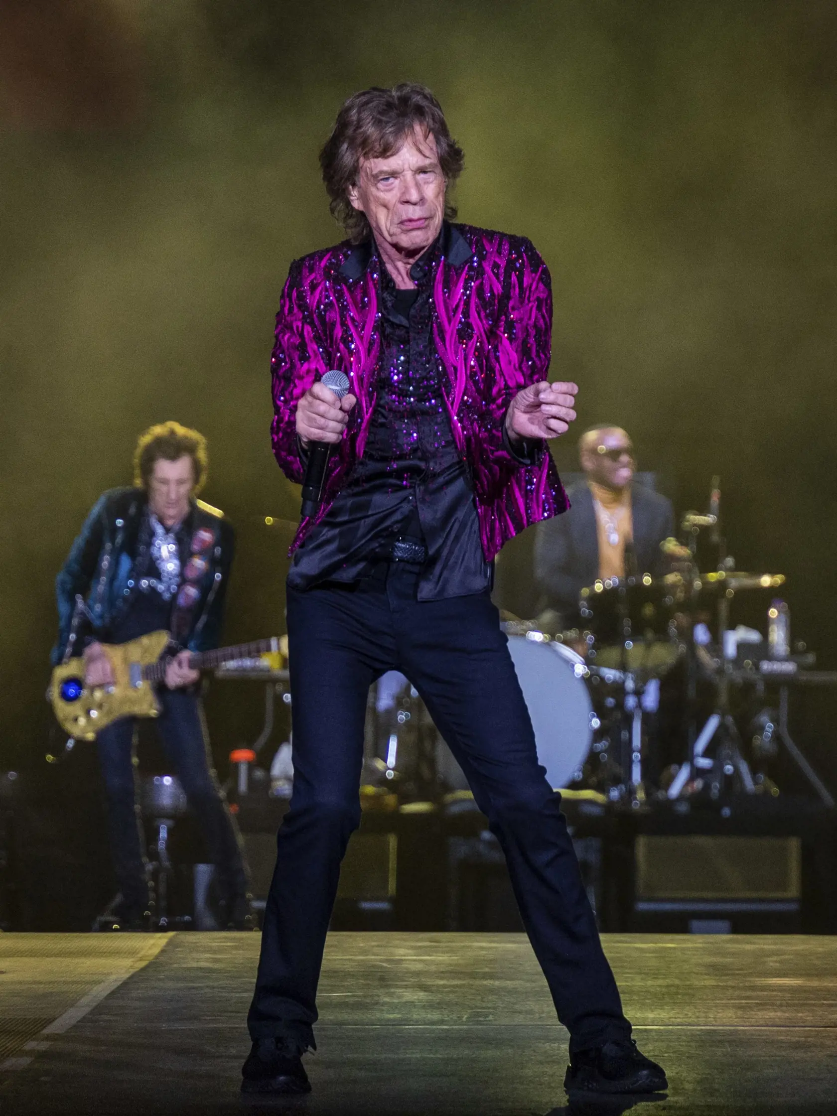 EBE 24 Atlanta - Na snímke členovia legendárnej britskej rockovej skupiny Rolling Stones, zľava gitarista Ron Wood, spevák Mick Jagger a gitarista Keith Richards počas koncertu v rámci turné pod názvom No Filter na štadióne Mercedes Benz v americkej Atlante v noci na 12. novembra 2021. FOTO TASR/AP

Ron Wood, from left, Mick Jagger, and Keith Richards, of the Rolling Stones, perform during the band's "No Filter" tour on Thursday, Nov. 11, 2021, at the Mercedes Benz Stadium in Atlanta. (Photo by 