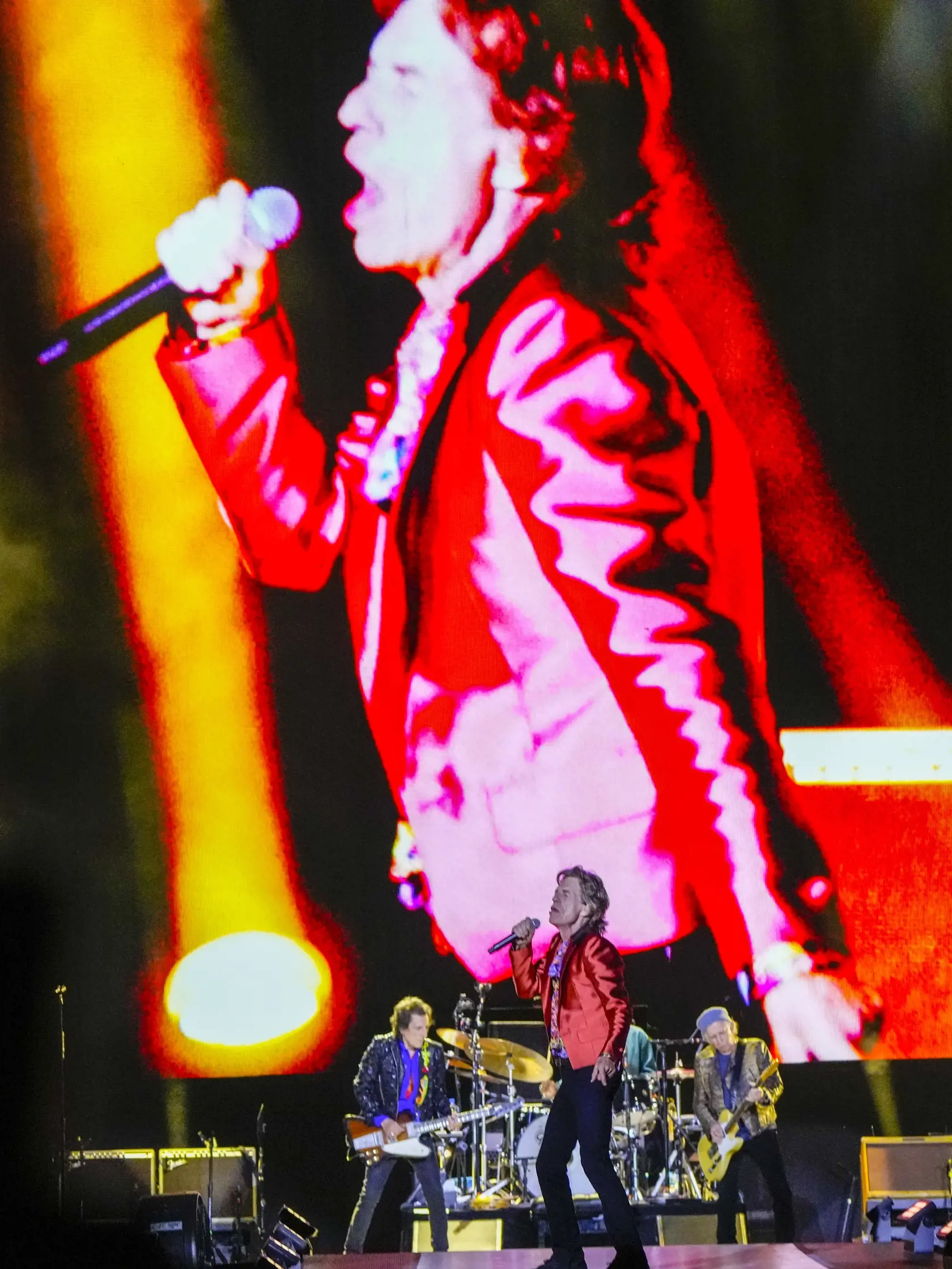 WA 16 Madrid - Spevák britskej rockovej skupiny The Rolling Stones Mick Jagger (uprostred), gitarista Ronnie Wood (vľavo) a gitarista Keith Richards vystupujú počas koncertu v Madride v stredu 1. júna 2022. The Rolling Stones odštartovali v stredu v španielskej metropole európske turné k 60. výročiu svojho vzniku. Séria koncertov s názvom Sixty bude zahŕňať 14 vystúpení v desiatich krajinách. Ide o prvé turné tejto londýnskej formácie od smrti jej dlhoročného bubeníka Charlieho Wattsa, ktorý zom