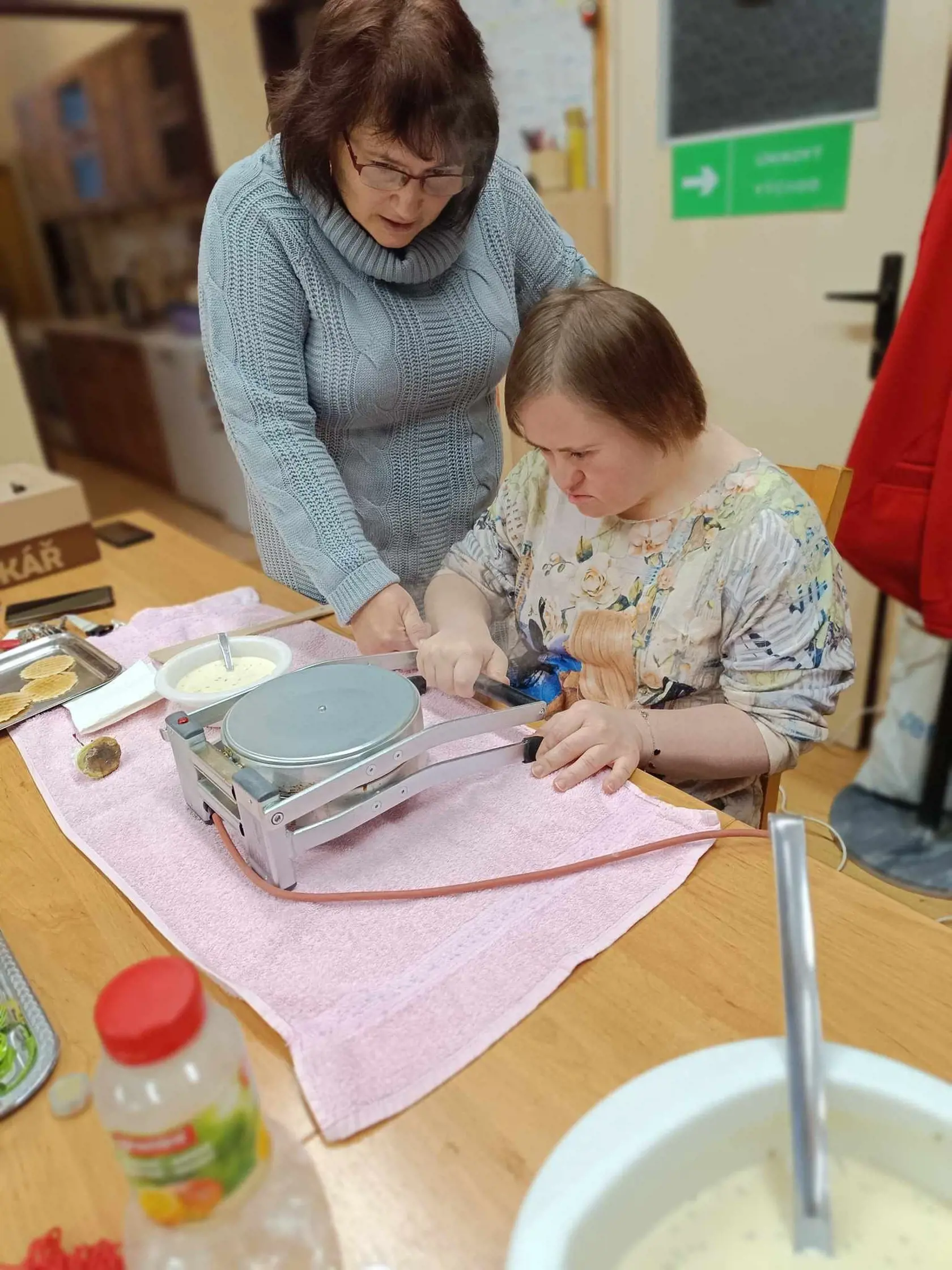 Pomáhajú aj klienti domova sociálnych služieb, ktorí pečú vianočné oblátky či rozdávajú letáčiky.
