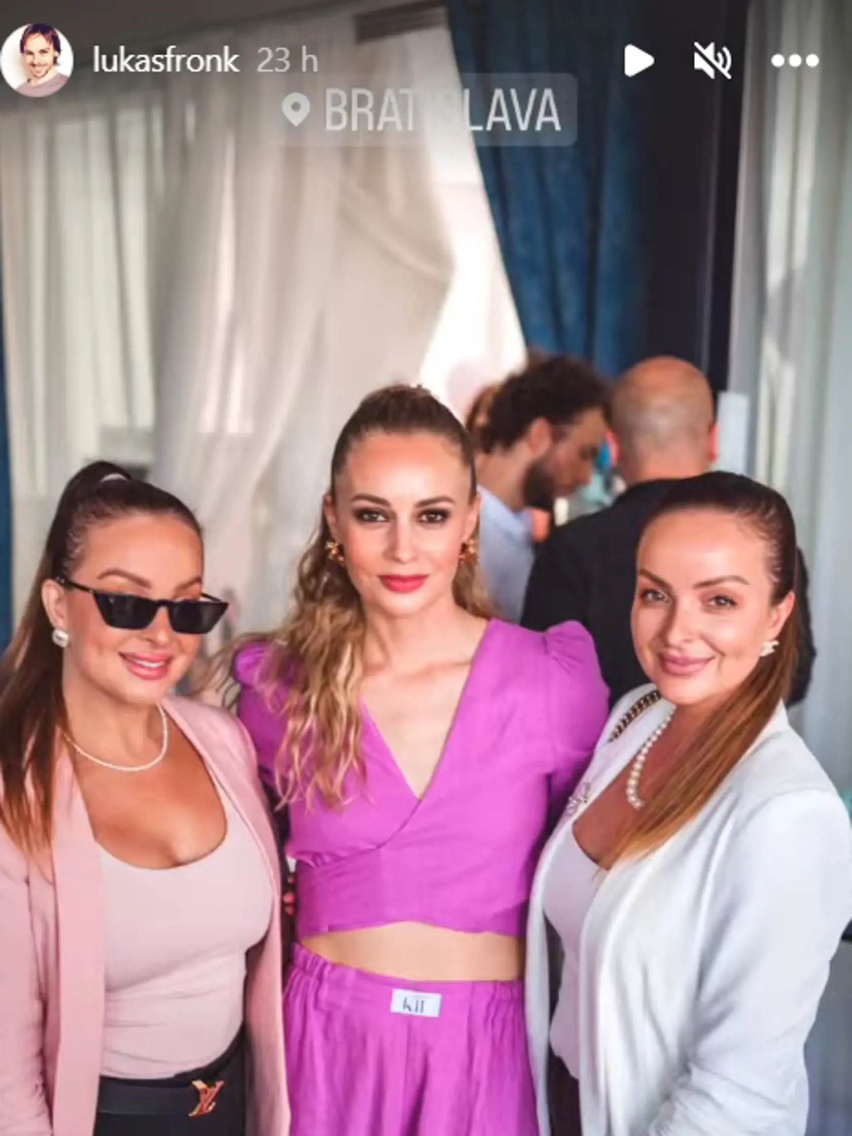 Takto ukázala Daniela svoje tehotenské bruško na akcií.
