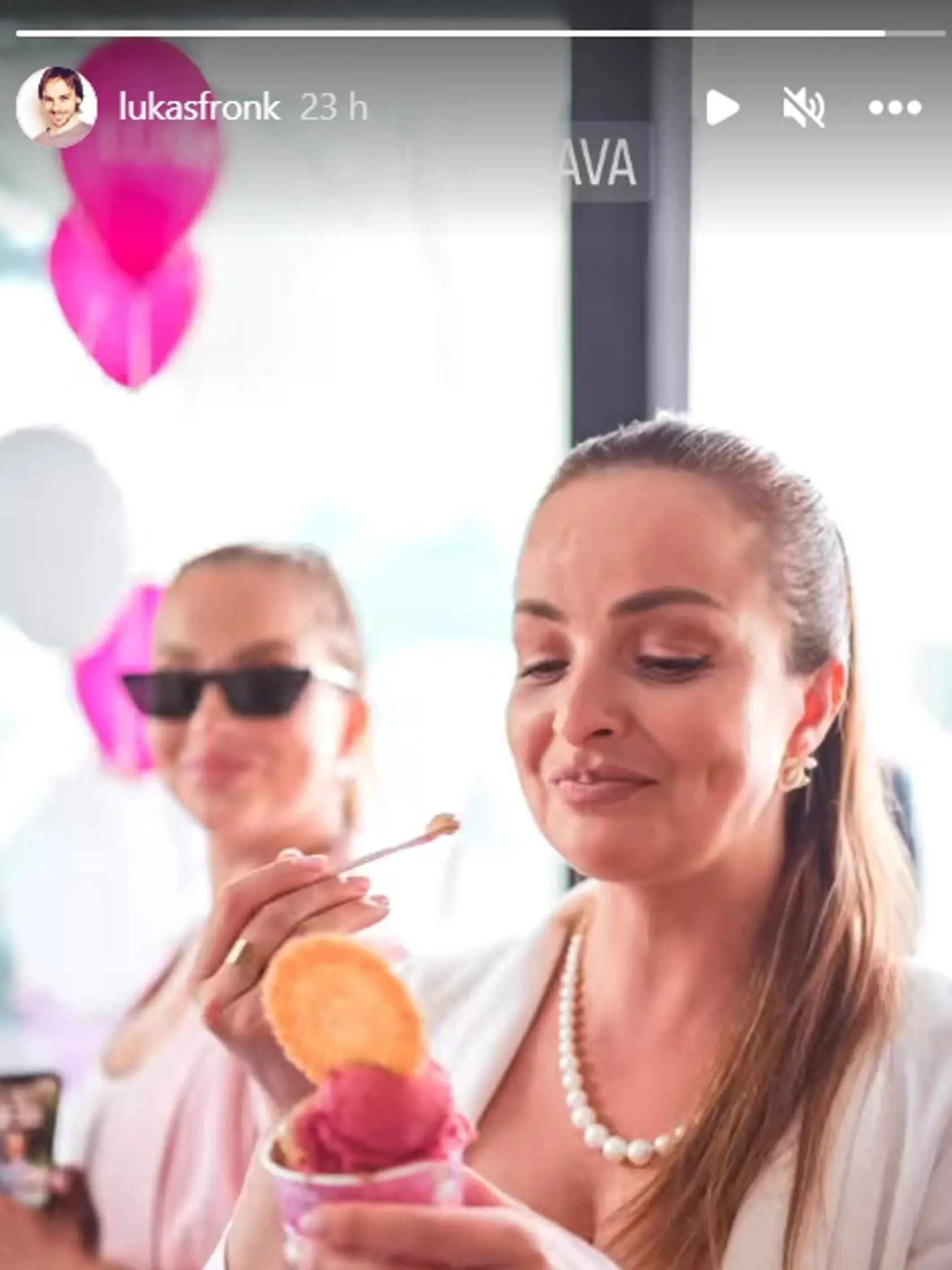 Takto ukázala Daniela svoje tehotenské bruško na akcií.