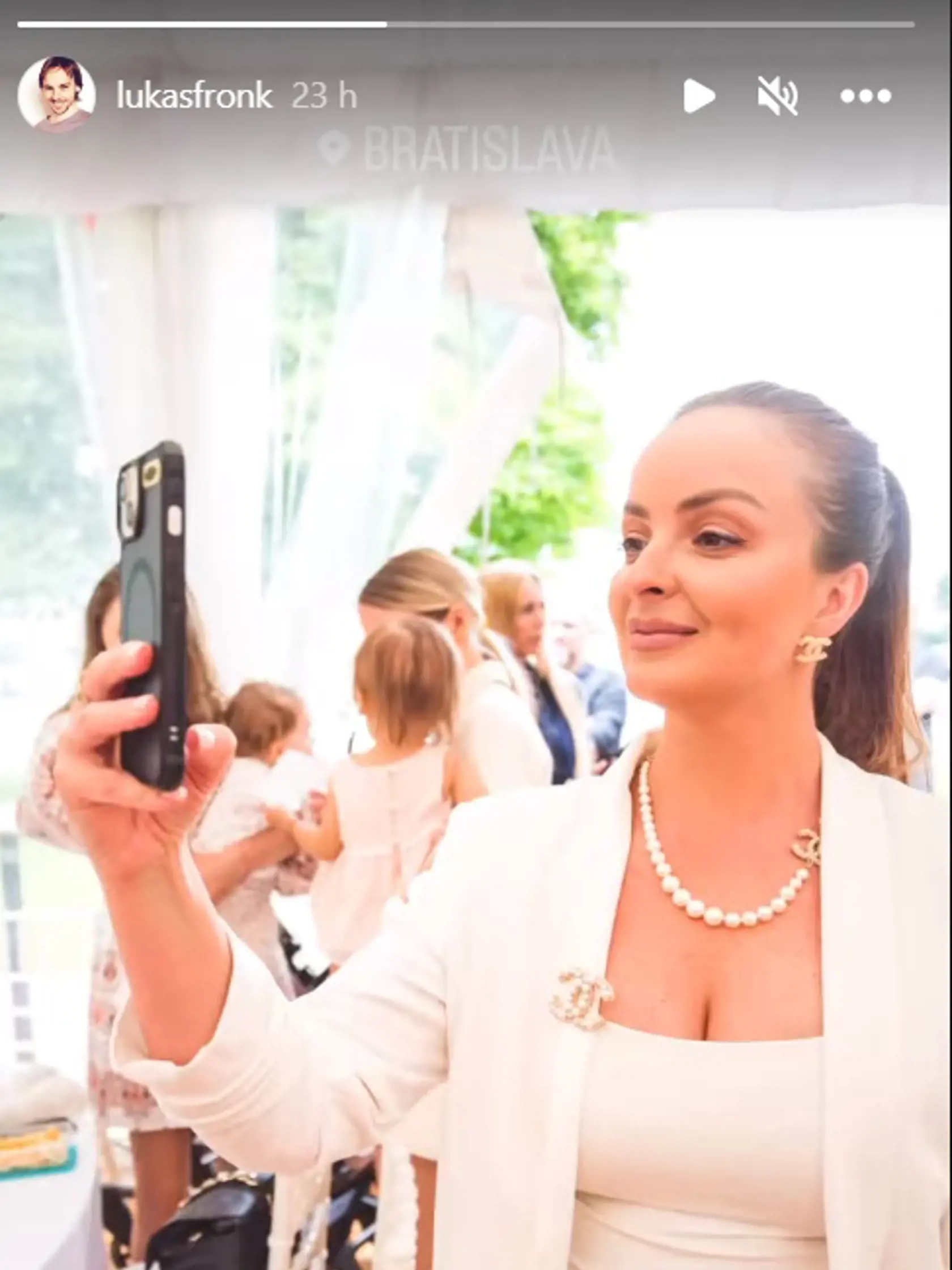 Takto ukázala Daniela svoje tehotenské bruško na akcií.