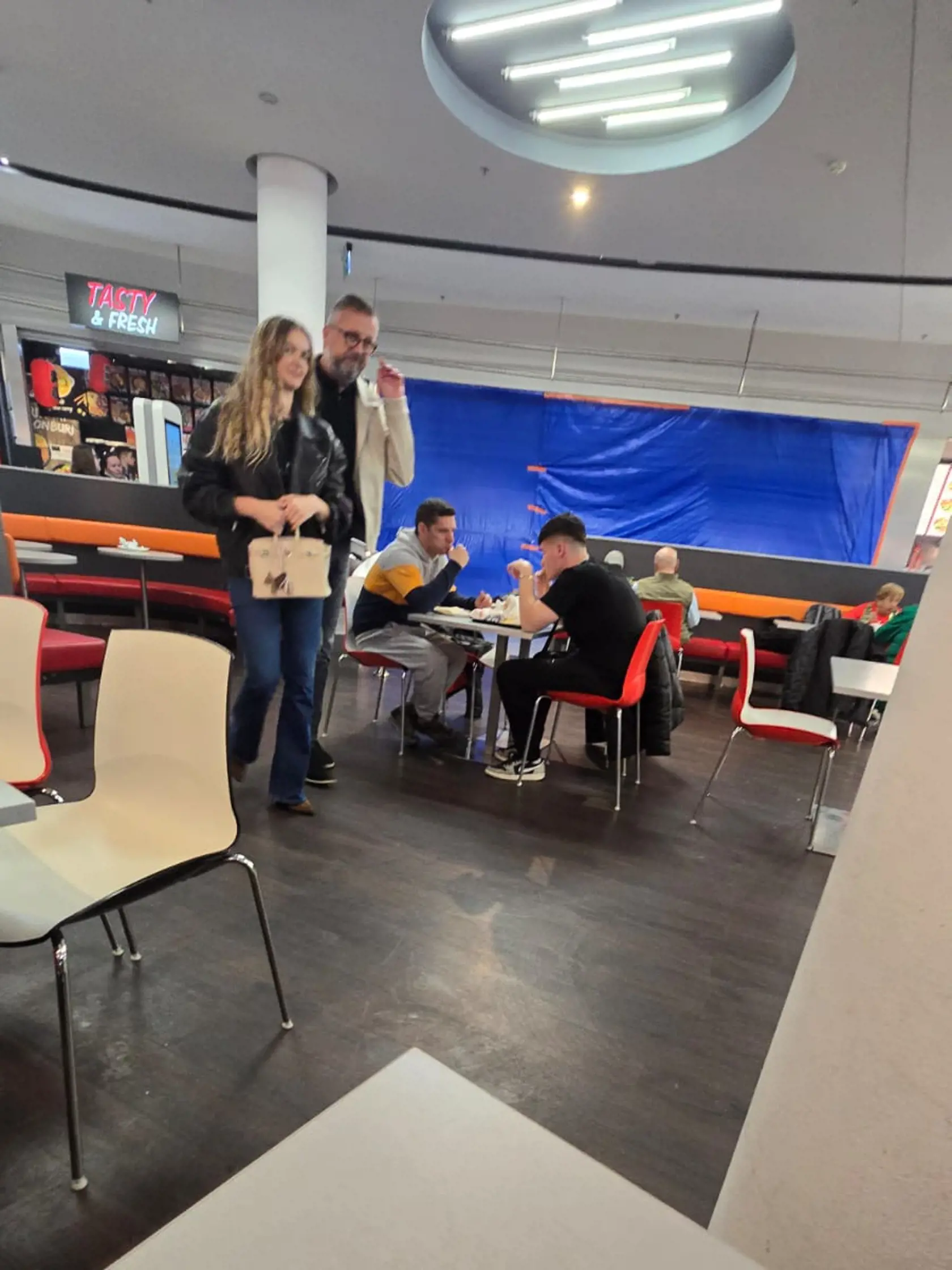 Exkluzívne zábery exministra Martina Glváča s misskou Annou Amenovou. Párik si užil spoločné chvíle v nákupnom centre, kde si obzerali obchody a najedli sa.