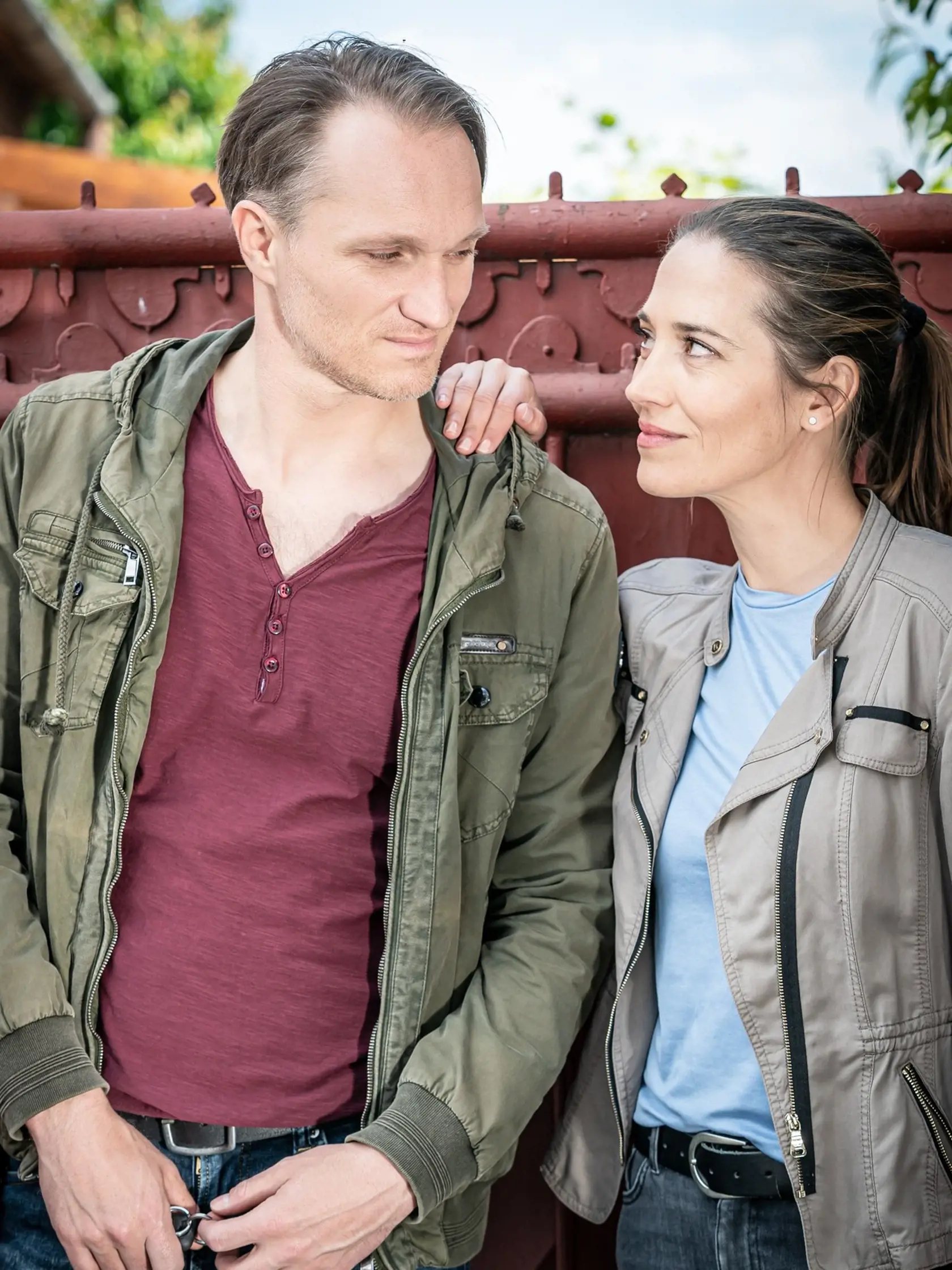 Vyšetrovateľov stvárňujú Marián Mitaš a Jana Kolesárová.