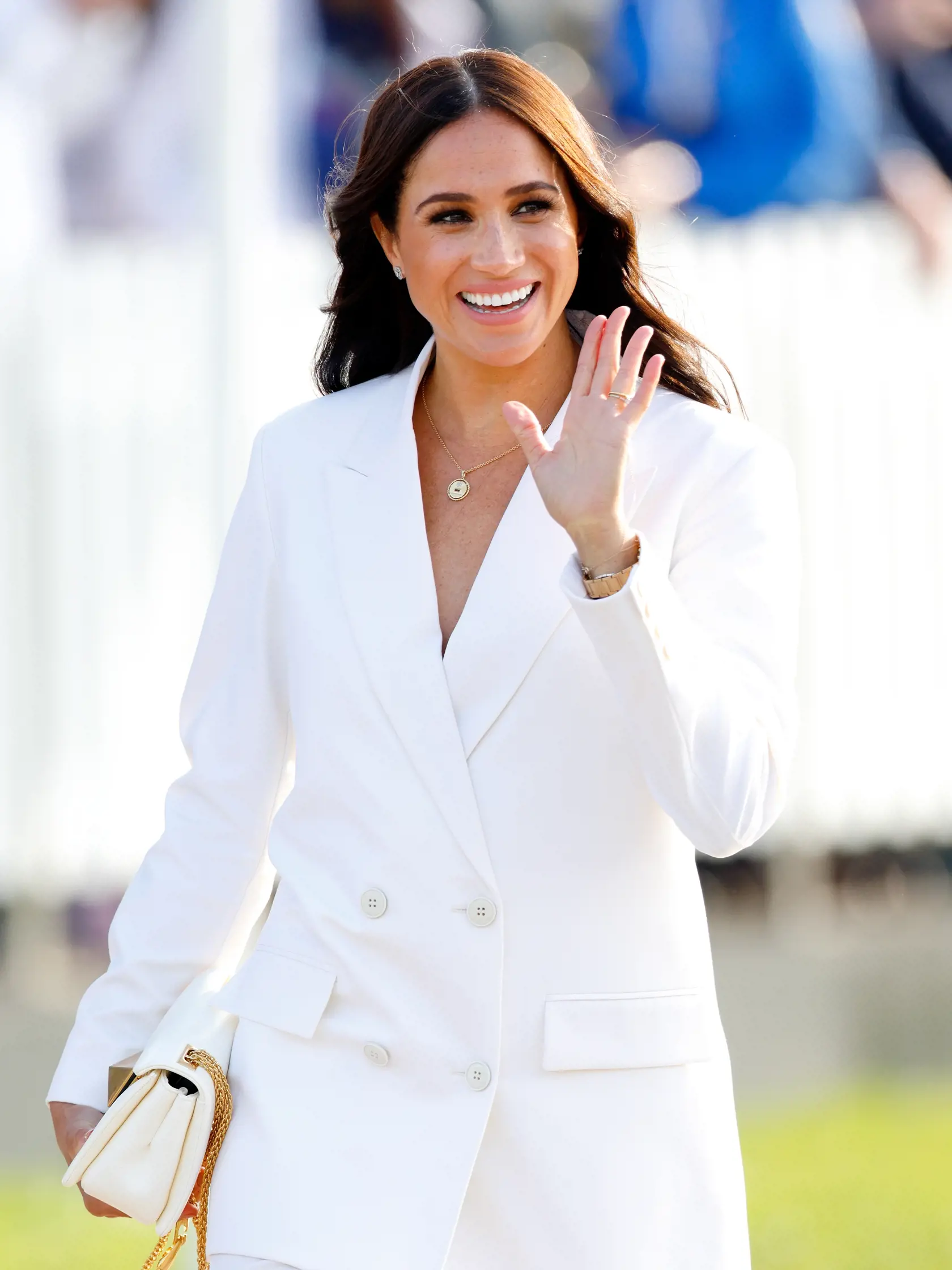 Meghan všetkým ochotne zamávala.