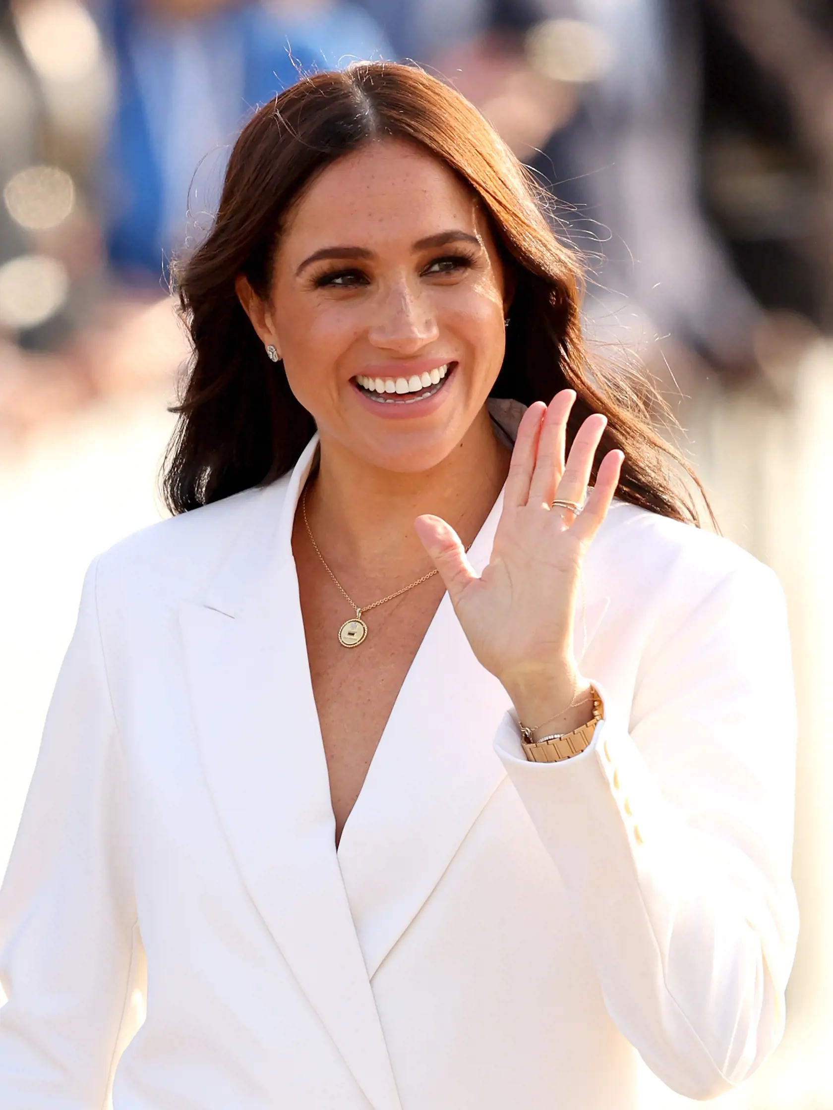 Meghan si k elegantnému kostýmu zladila aj šperky. Na prste sa jej ligotal zásnubný prsteň a na ruke zas hodinky Cartier, ktoré kedysi patrili princeznej Diane.