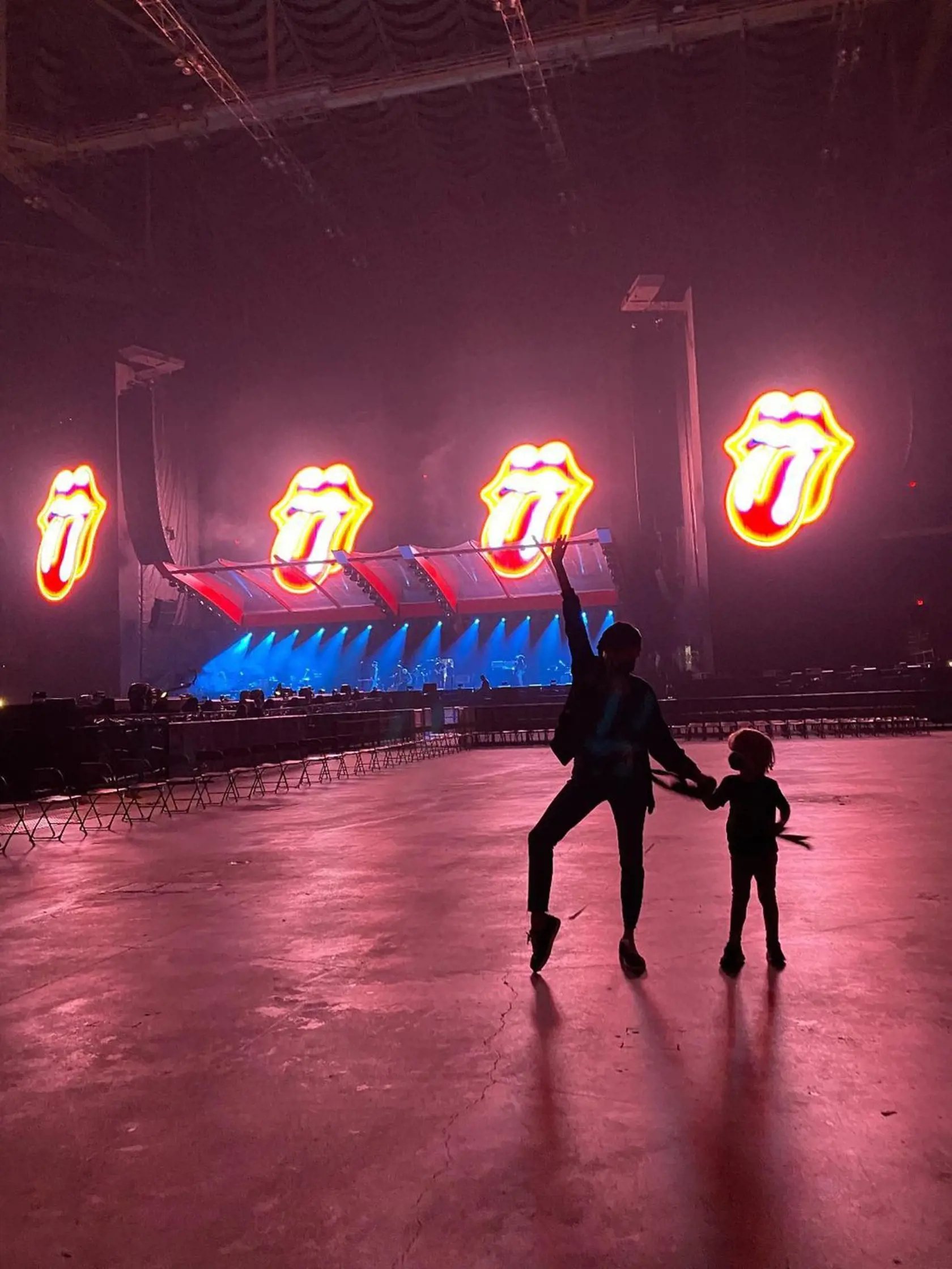 Legendárny symbol Rolling Stones a najmladší synček Micka Jaggera.