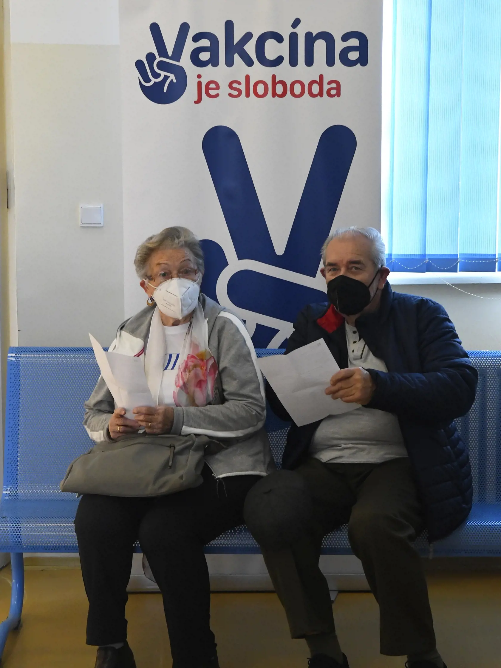 Na snímke ľudia čakajú v čakárni po očkovaní proti ochoreniu Covid-19. Košice, 24. novembra 2021.