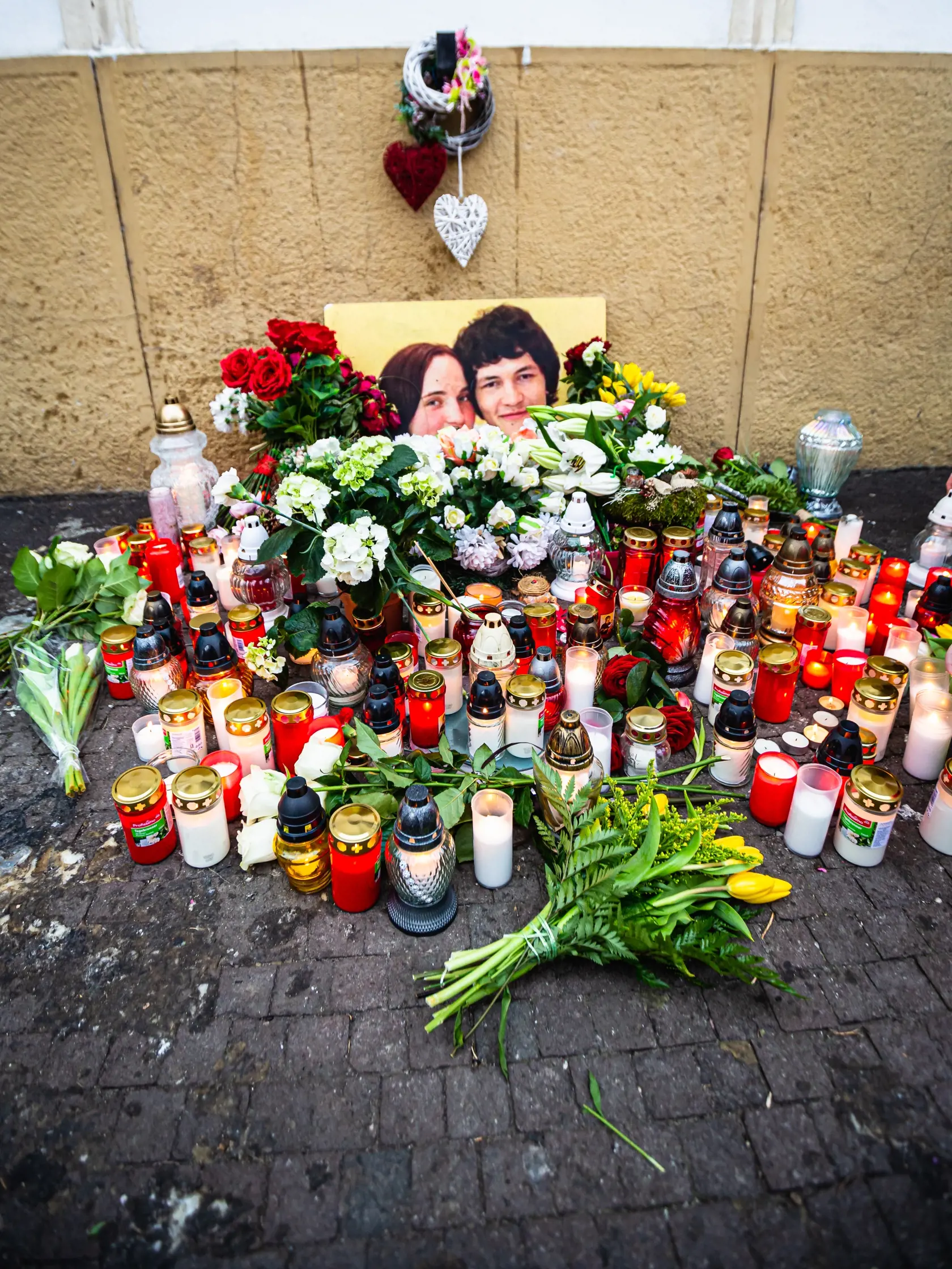 Stovky ľudí prišli v piatok 21. februára zapáliť sviečky na Námestie SNP, kde sa uskutočnili pietne spomienky na počesť Jána Kuciaka († 27) a Martiny Kušnírovej († 27), na ktorých vystúpili umelci, politici, novinári, ako aj rodičia zavraždených.