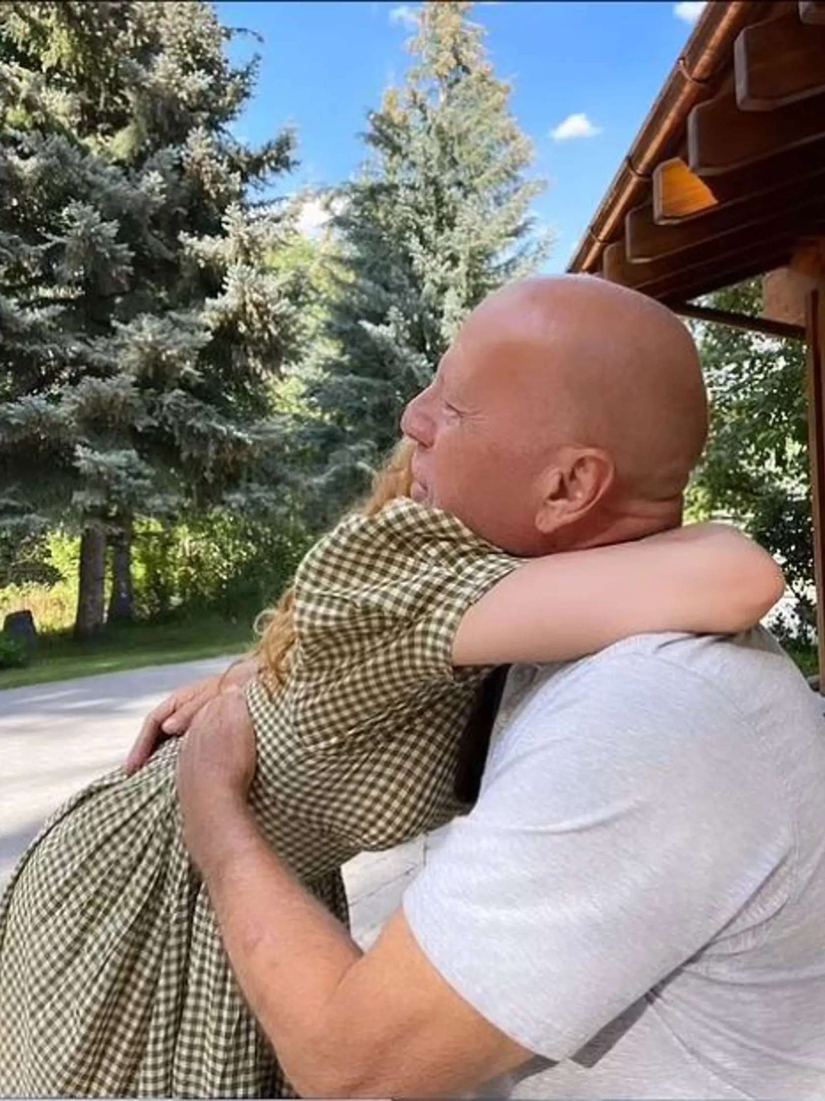 Jeho manželka Emma sa okrem krásneho momentu na instagrame podelila aj o ďalšie dojemné momenty z ich spoločného života.