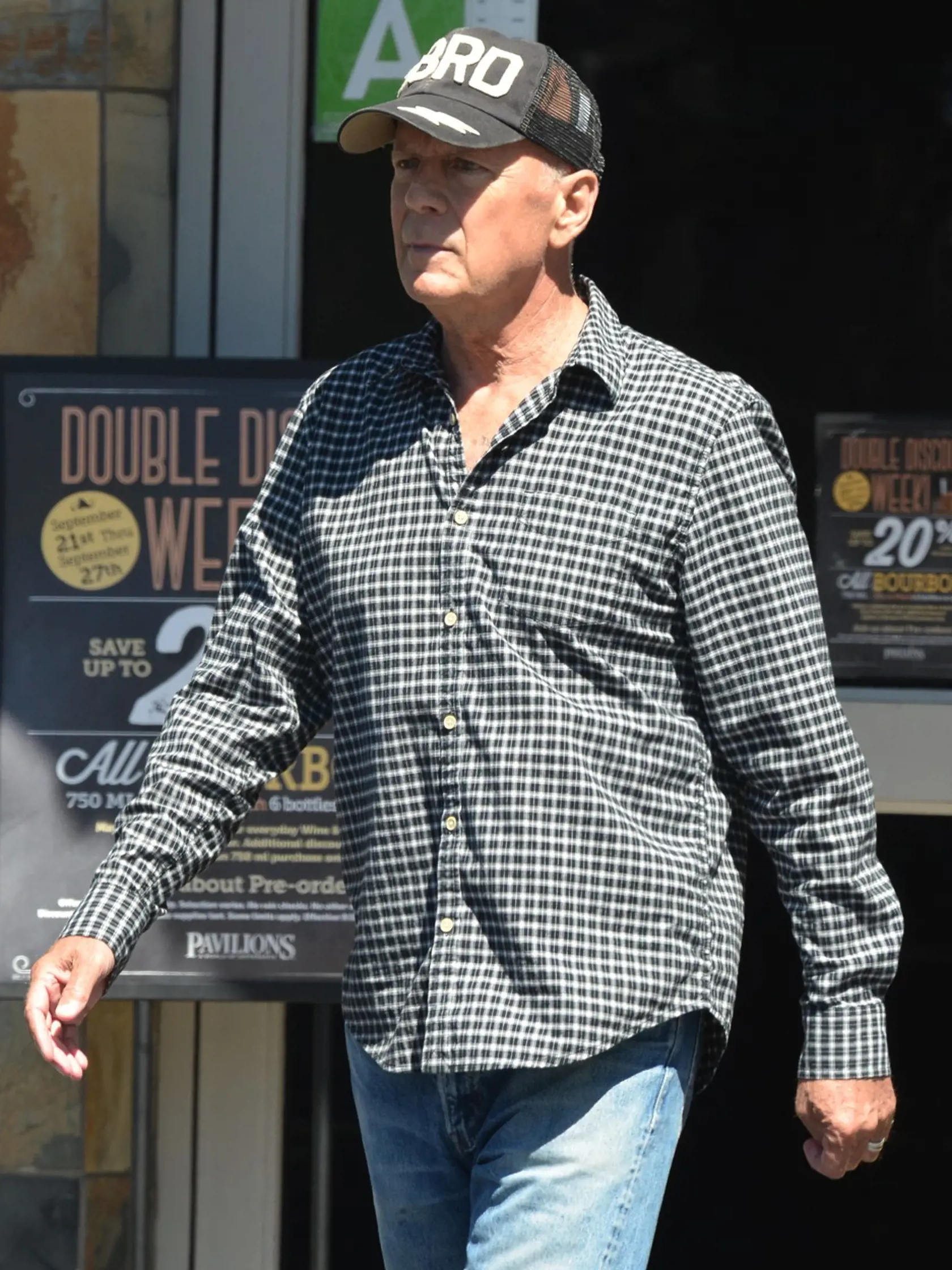 Bruce Willis si zašiel v sprievode vodiča do obchodu v Santa Monice. Fotografi ho ofotili 21. septembra a hoci je pod drobnohľadom novinárov, vyzerá stále dobre.