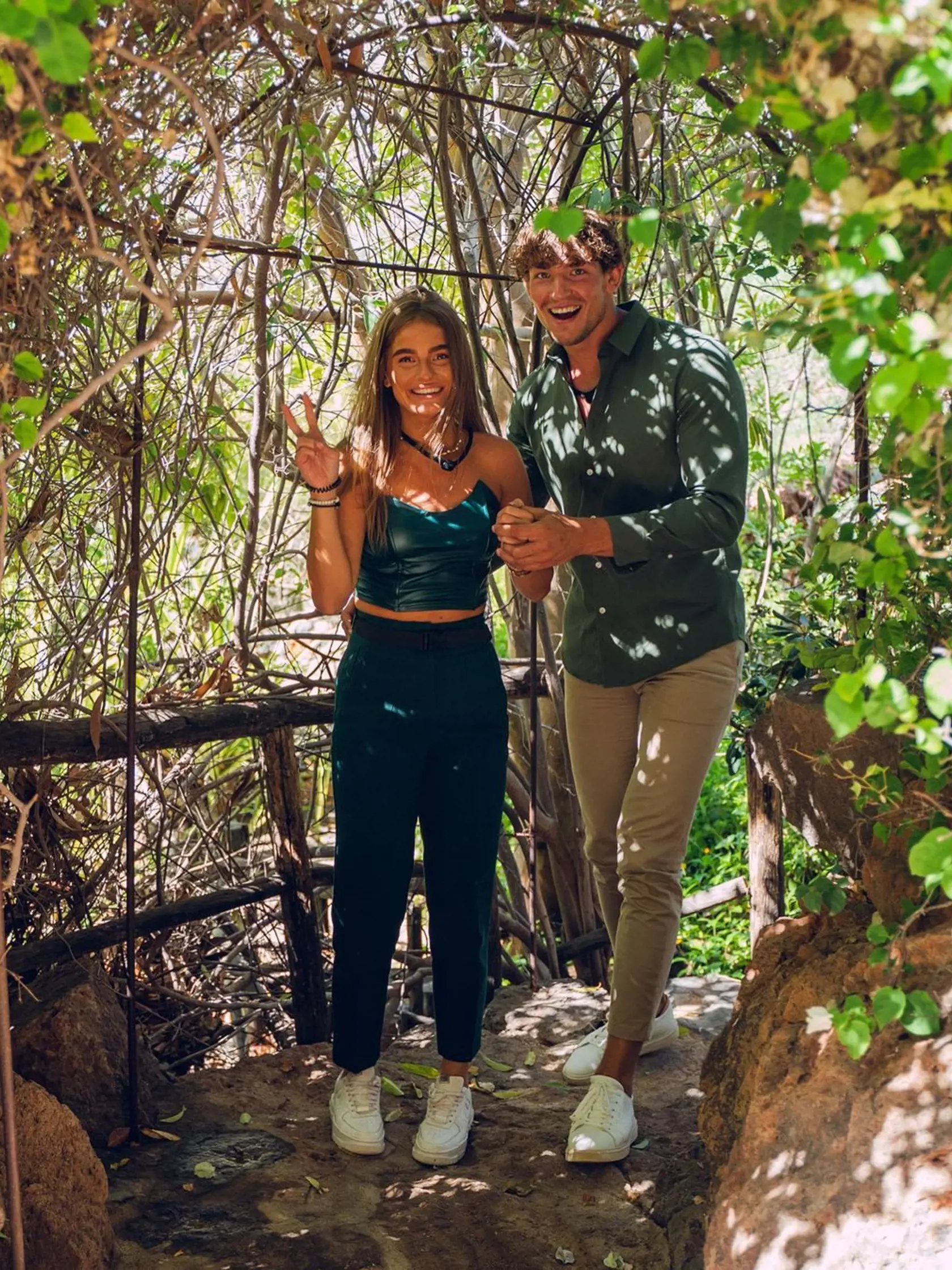 Správy si mal Vlček prečítať a natočiť na mobil. Rovnako to potom spravil aj s následnou konverzáciou účastníčky Love Islandu s jej kamarátkami. „To je pre mňa neprípustné. Zvyšok vie, že urobil hlúposť, že mi vliezol do telefónu. Myslím si, že si uvedomil, ako to nafúkol a snaží sa na mňa hodiť, že som sa nechala uniesť a zamilovala. To ale nie je pravda. Písali sme si úplne nezáväzne tak, ako si Zbyněk píše s fanúšikmi,“ povedala Karásková.