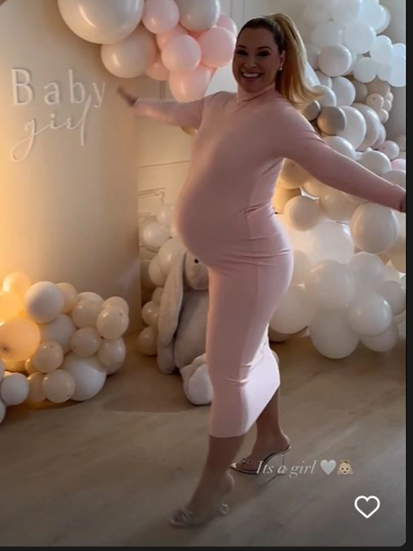 Dominika Cibulková na instagrame ukázala zábery z baby showeru pred druhým pôrodom a odhalila aj pohlavie druhého dieťaťa. "Je to dievča," napísala a ružové balóny na oslave to odhaľovali tiež.