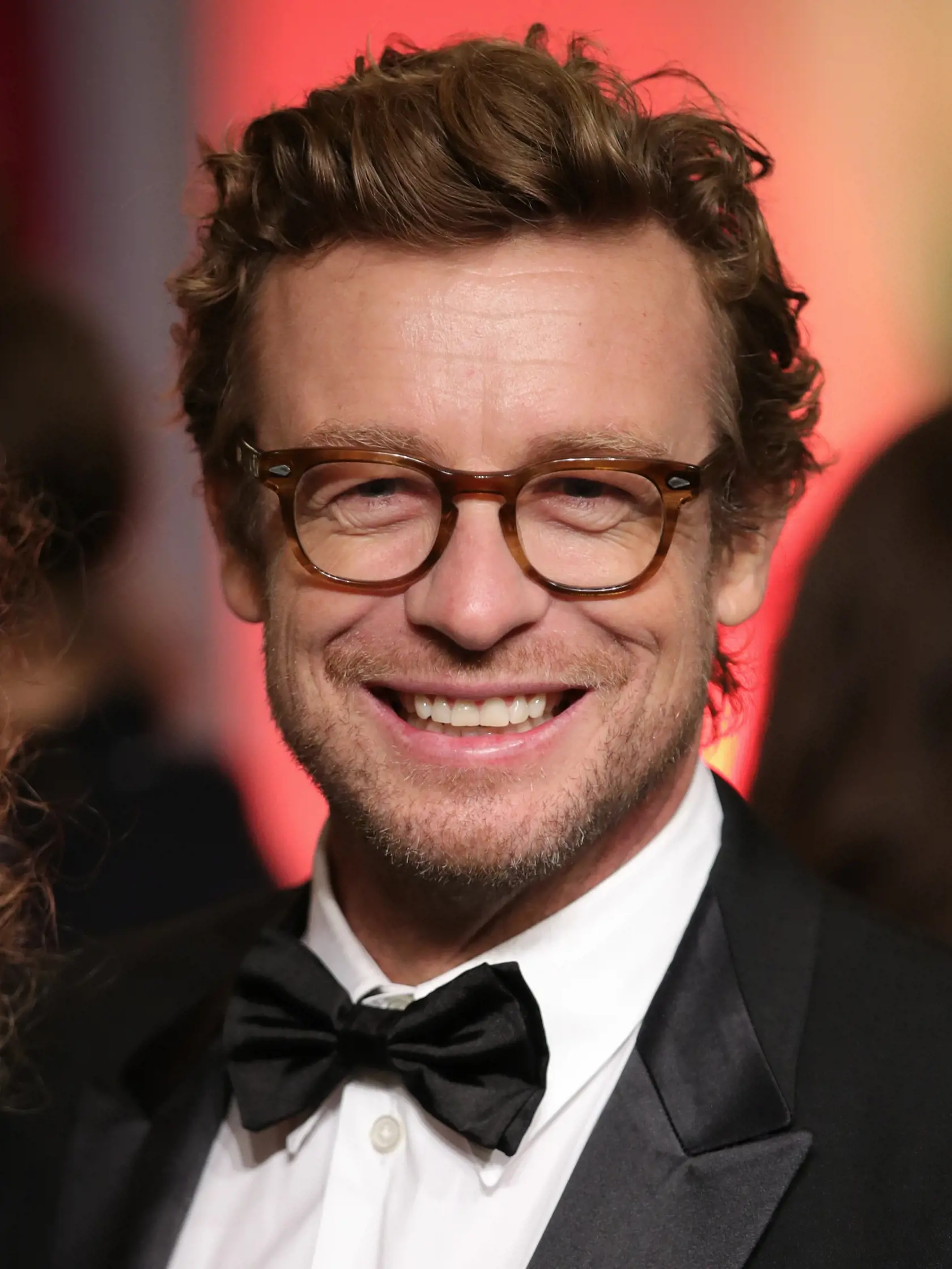 Simon Baker je momentálne nezadaný a zjavne nestráca čas. Najnovšie fotografie ukazujú herca na pláži Bondi v austrálskom Sydney v spoločnosti mladej ženy, ktorá mu robila spoločnosť. Herec sa v roku 2020 rozviedol so svojou manželkou, herečkou Rebeccou Rigg (54) s ktorou bol dlhých 22 rokov. Otec troch detí je vo svete šoubiznisu známy prevažne ako Patrick Jane z populárneho seriálu Mentalista.