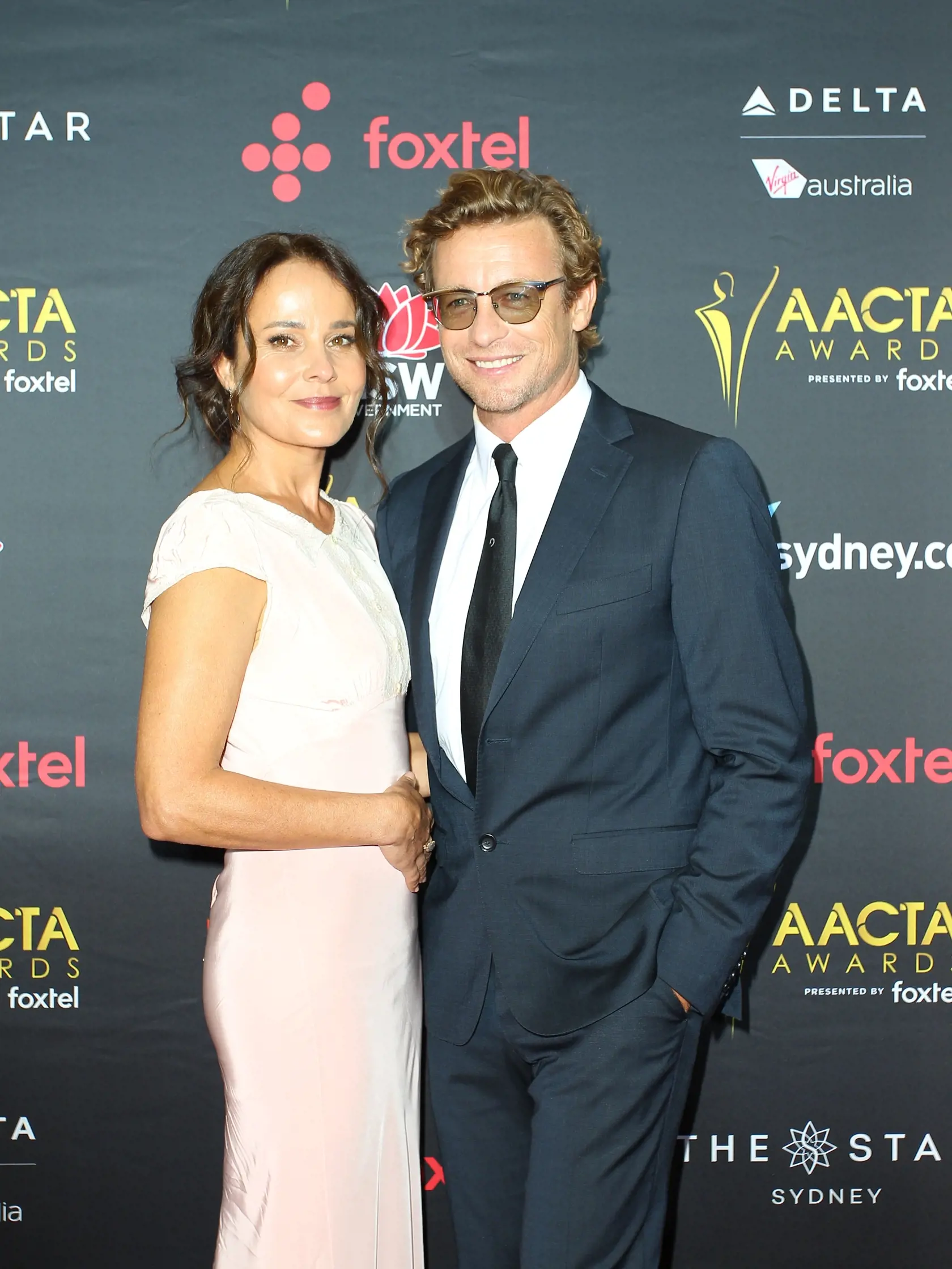 Austrálsky herec Simon Baker je okrem iného vášnivým milovníkom surfovania. Svoj koníček najčastejšie praktizuje práve v jeho domovskej krajine, ktorá patrí k rajom pre nadšencov tohto športu.