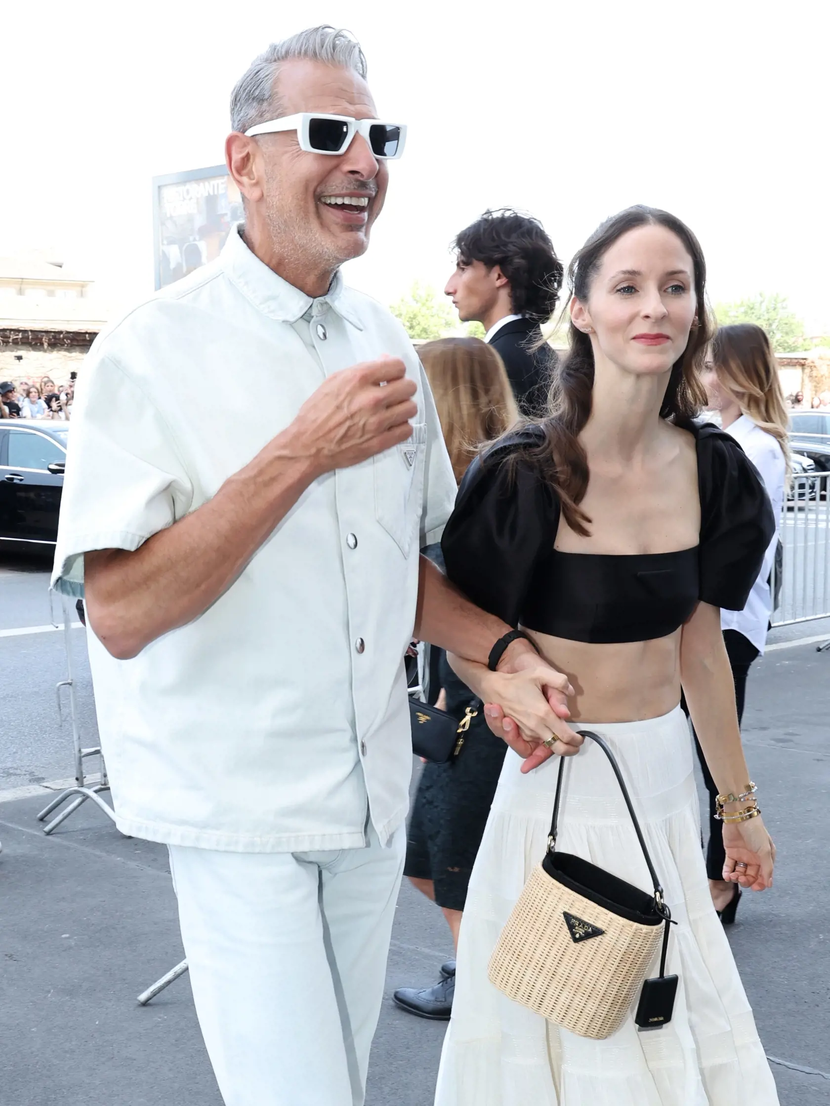 Najnovšie boli na prehliadke Prada a teda outfit pani manželky bol neprehliadnuteľný.