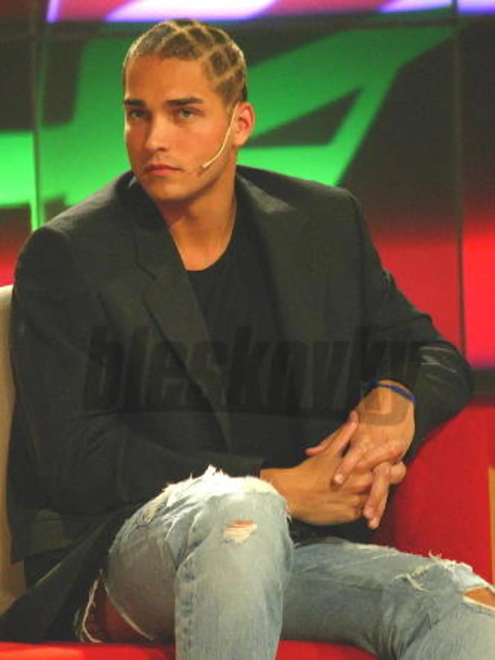 U saskárov sa o pikantný škandál postarala aj poslankyňa Jana Bittó Cigániková (39). Jej manžel Daniel Bittó bol súťažiacim v reality šou VyVolení v roku 2006. Na povrch vtedy vyplávala aj jeho temná minulosť. Kedysi si totiž zarábal ako gigolo v Taliansku. Šokujúce je, že svoje služby neponúkal ženám, aj mužom.