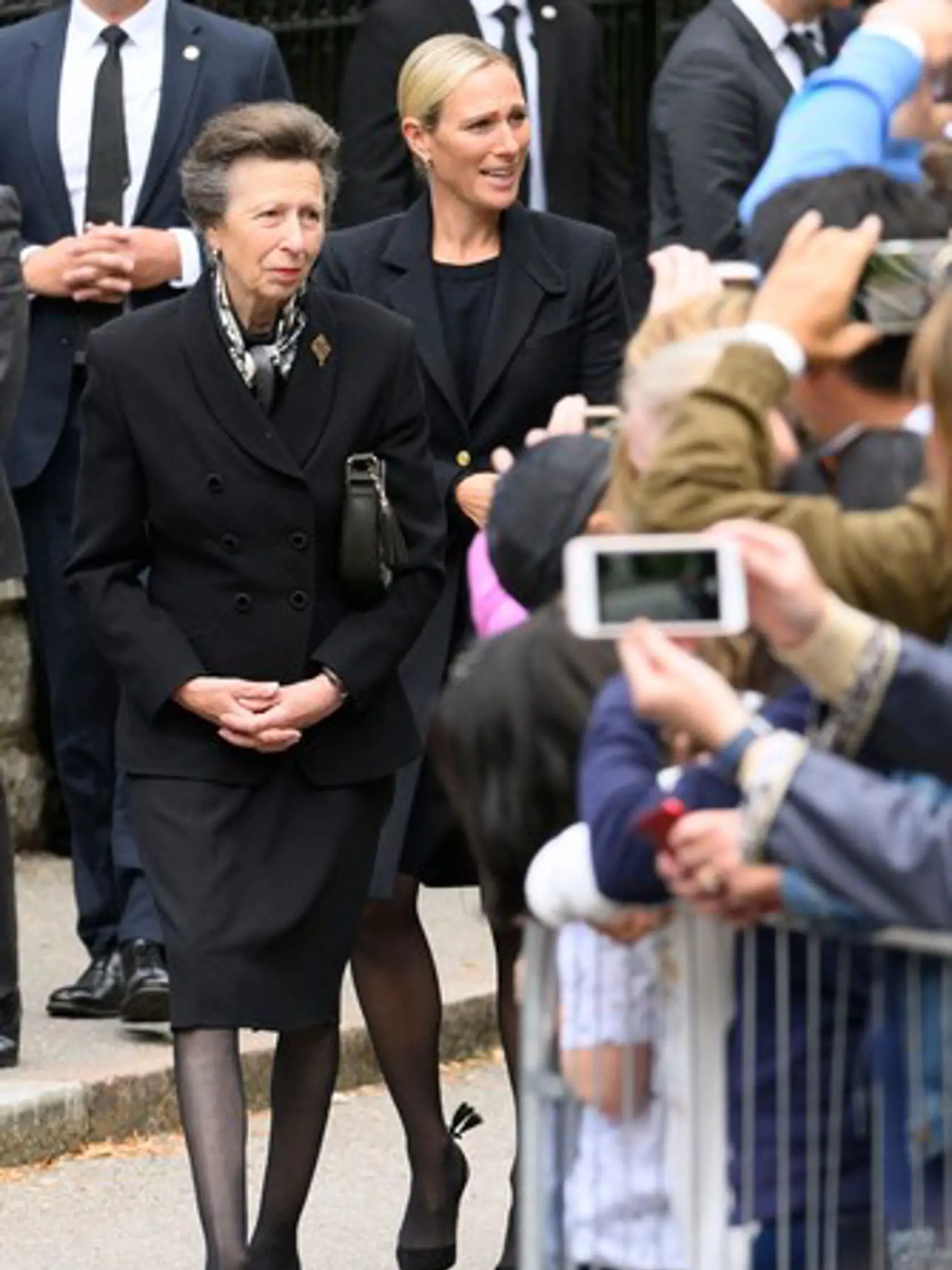 Britská kráľovská rodina je zdrvená. Svet obleteli fotografie zronených dcér princa Andrewa Eugenie a Beatrice. Tie sa ani pred očami celého sveta neubránili slzám.
