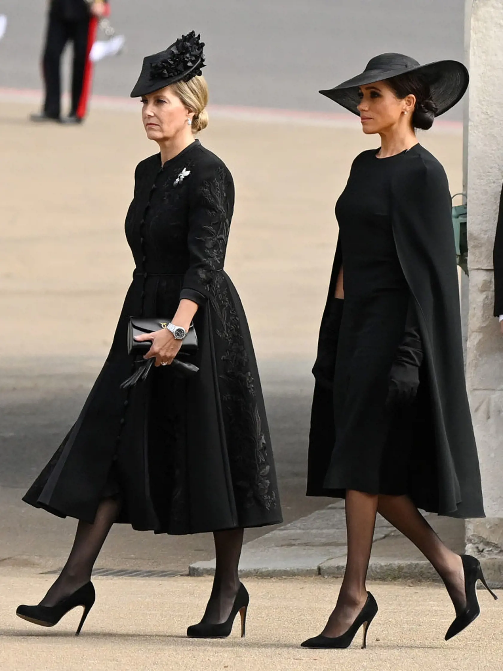 Vojvodkyňa zo Sussexu Meghan sa rozhodla uctiť si Alžbetu II. perlovými náušnicami, ktoré dostala od samotnej kráľovnej.