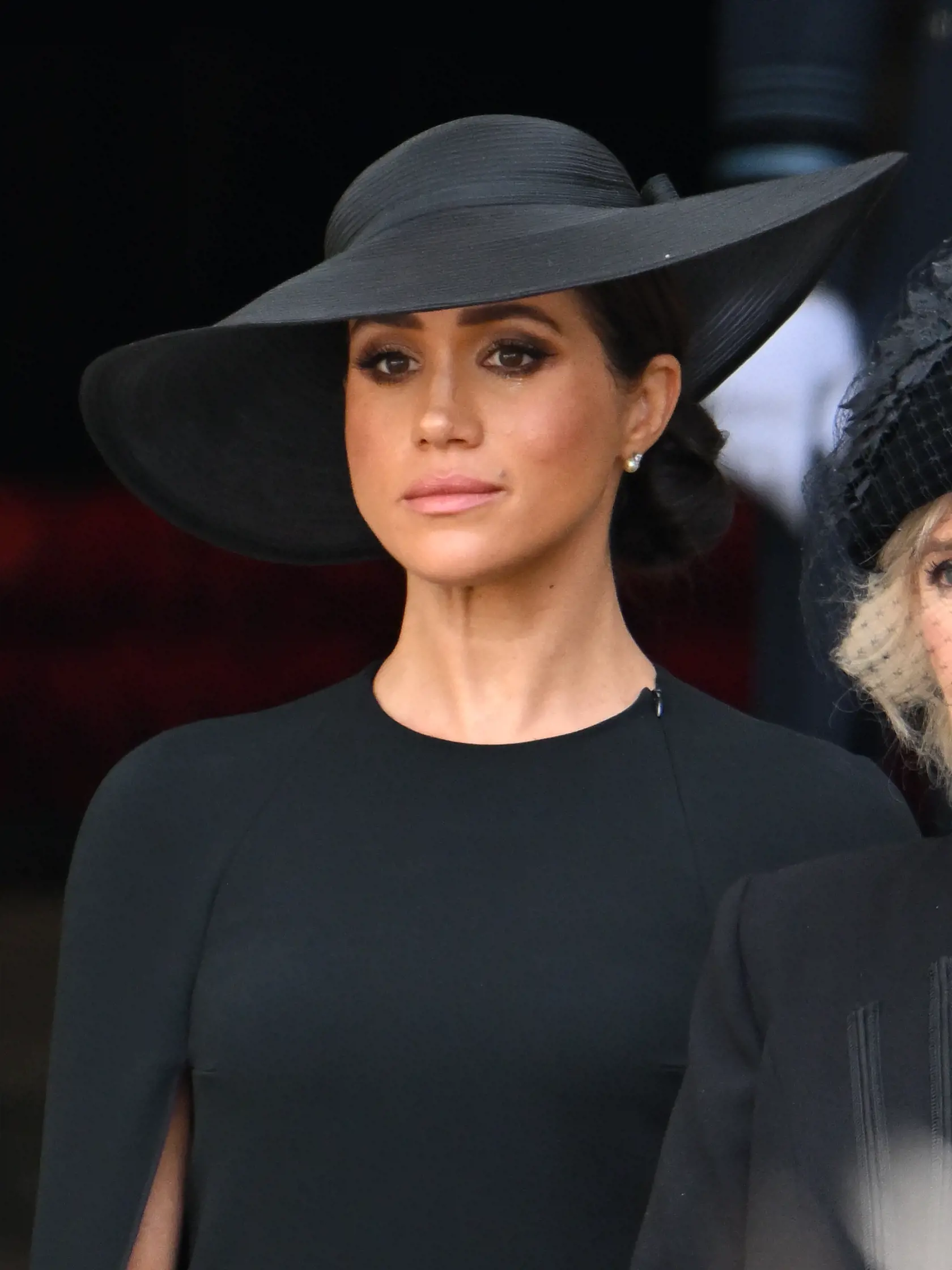 Meghan na pohreb zvolila náušnice, ktoré dostala od kráľovnej ako darček.