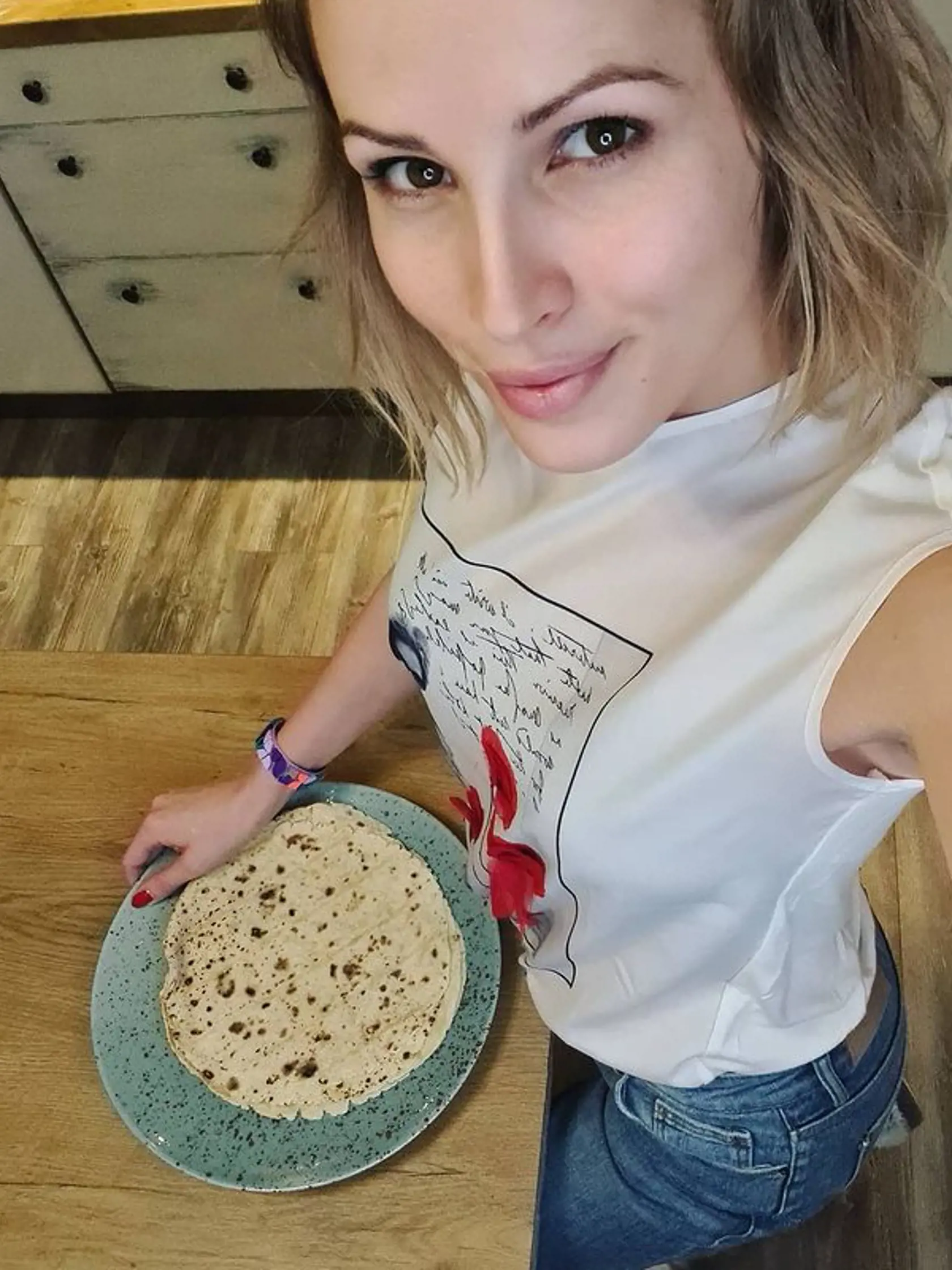Kuchyňa bola pôvodne čierna, toto je jen novšia verzia. Mirka si prerábala kuchyňu sama...