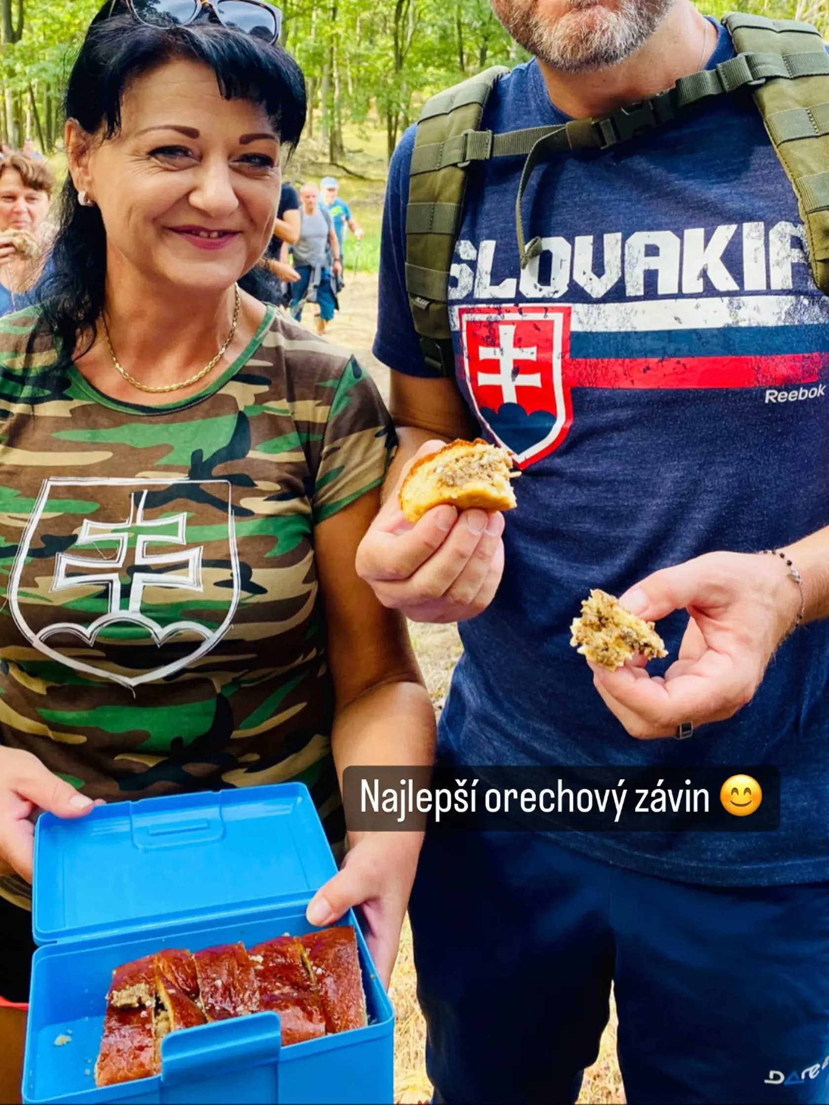 Expremiér Peter Pellegrini si počas túry medzi Zlatnom a Skýcovom pochutnal na orechovom závine.