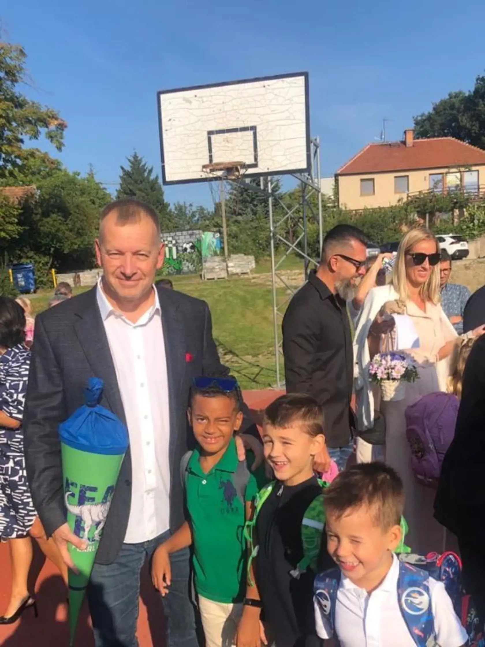Boris Kollár aktuálne vyprevadil svojho školáčika Christiana Alexandra, ktorý nastúpil do prvej triedy. Matkou malého Christiana Alexandra, ktorý je deviatym dieťaťom šéfa parlamentu, je exotická kráska Paula Simoes.