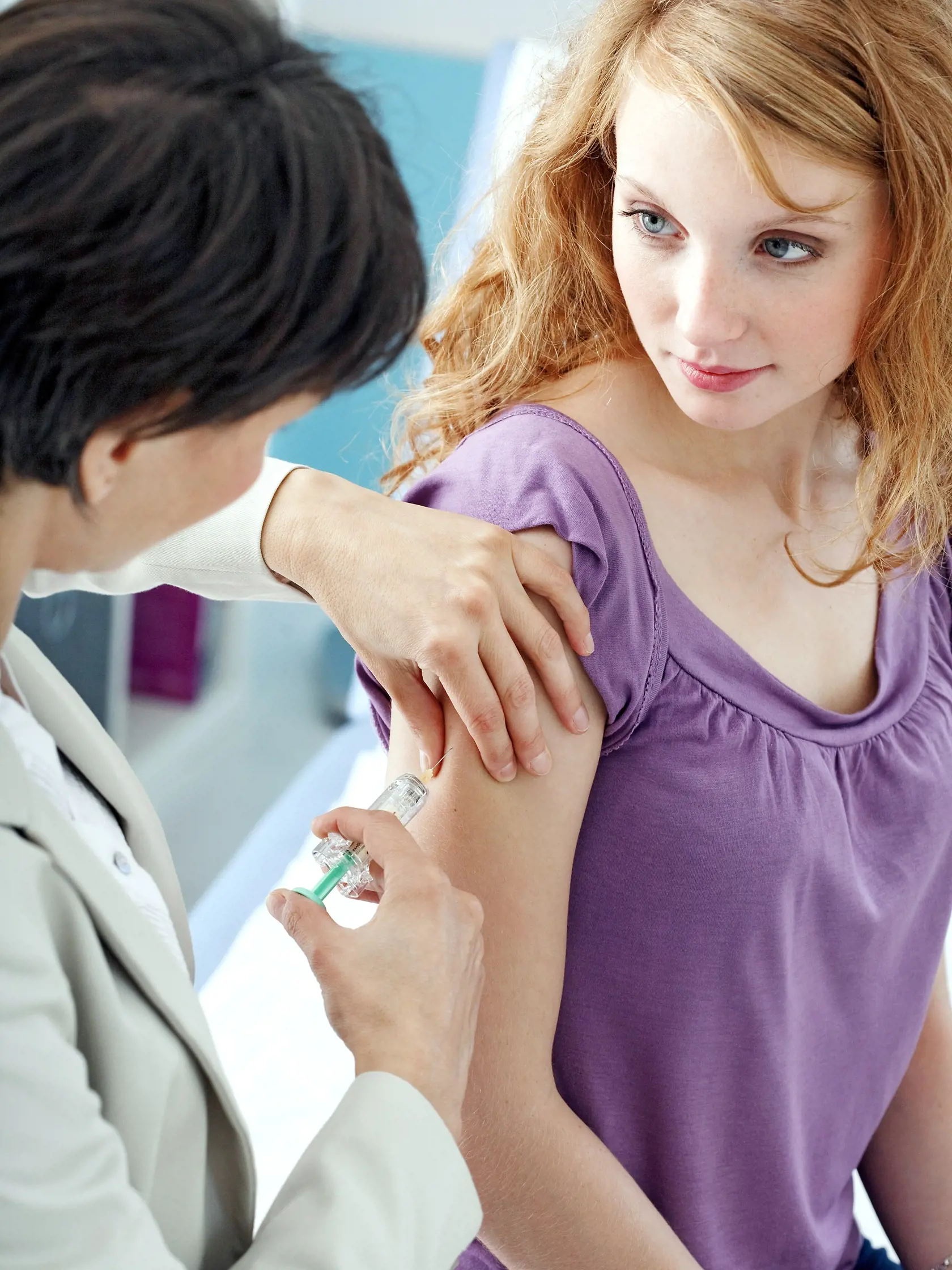 Očkovanie tínedžerov pred začiatkom sexálneho života  ochráni pred nebezpečnými druhmi HPV vírusu.