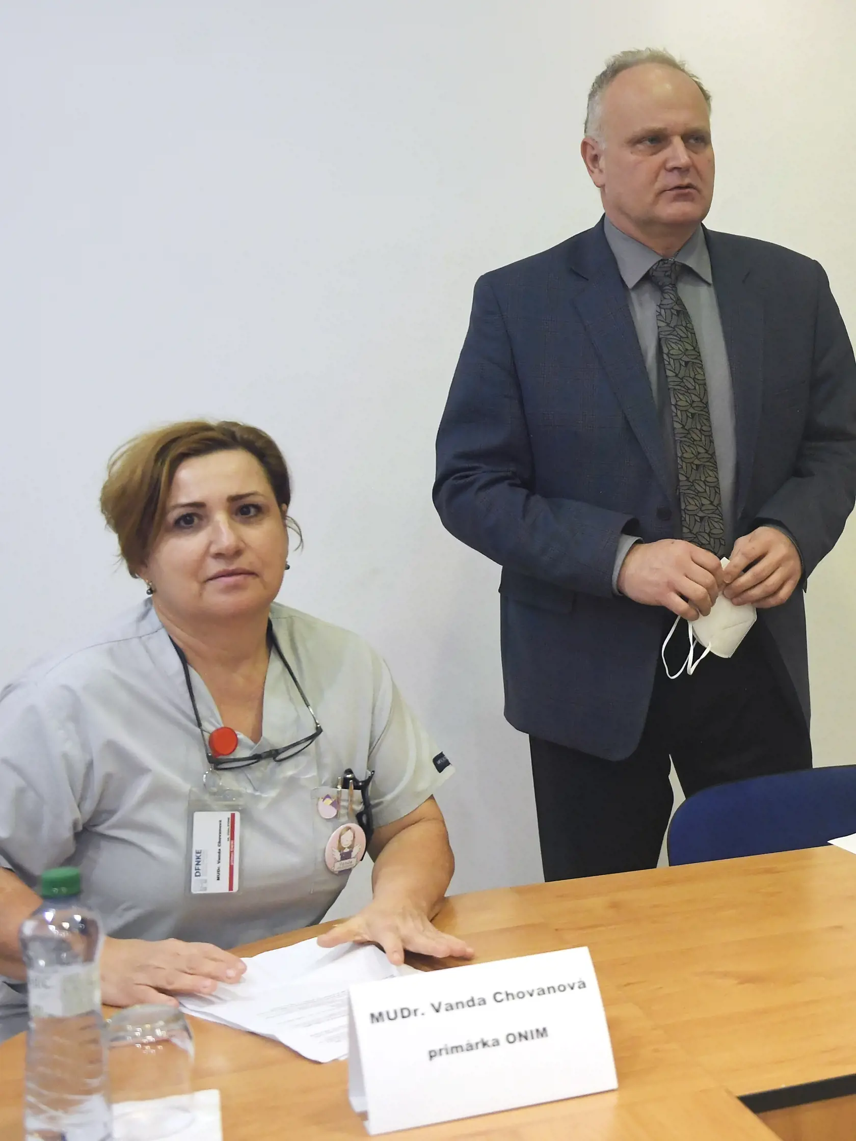 Na snímke sprava riaditeľ Detskej fakultnej nemocnice (DFN) Košice Andrej Koman a primárka Oddelenia neonatologickej intenzívnej medicíny (ONIM) Vanda Chovanová informujú o kritickej situácii v Detskej fakultnej nemocnici (DFN) Košice na tlačovej konferencii v Košiciach v stredu 23. novembra 2022. FOTO TASR – František Iván