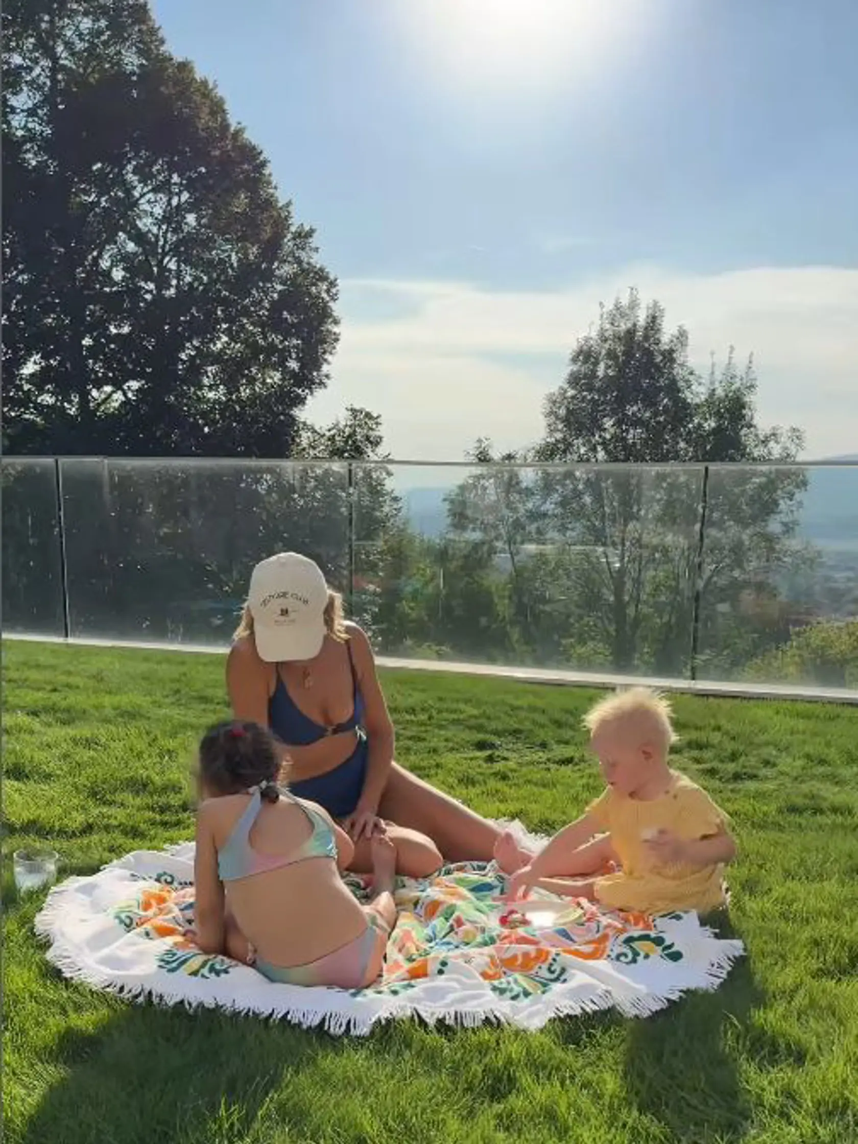 Ivana si užíva terasu s výhľadom plnými dúškami.