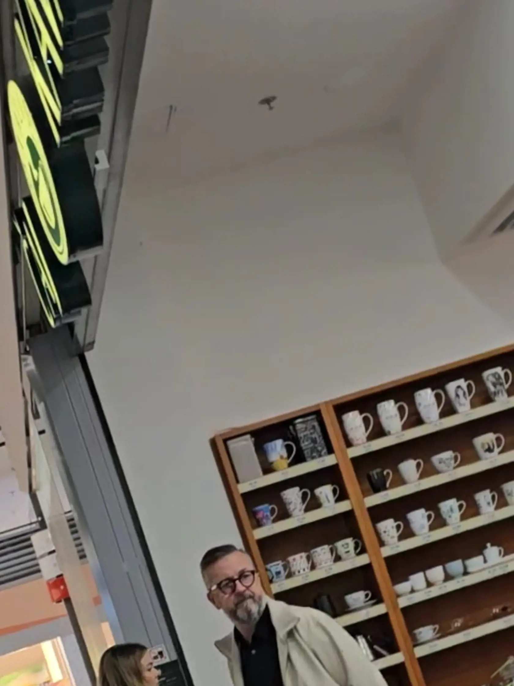 Exkluzívne zábery exministra Martina Glváča s misskou Annou Amenovou. Párik si užil spoločné chvíle v nákupnom centre, kde si obzerali obchody a najedli sa.