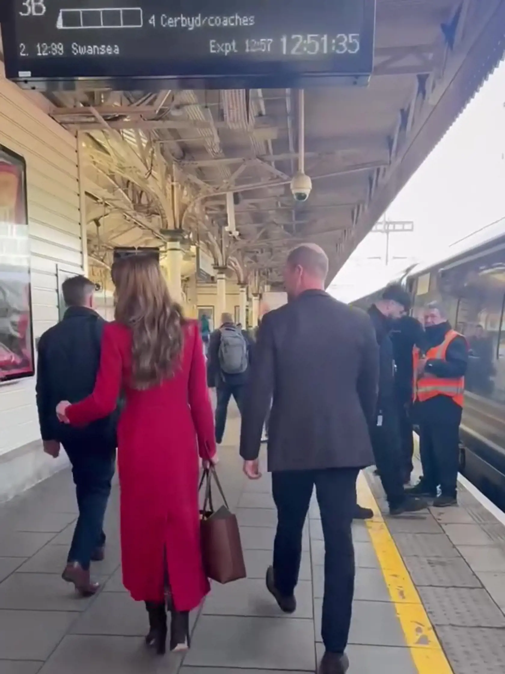 Princezná Kate a princ William ako bežný pár na vlakovej stanici.