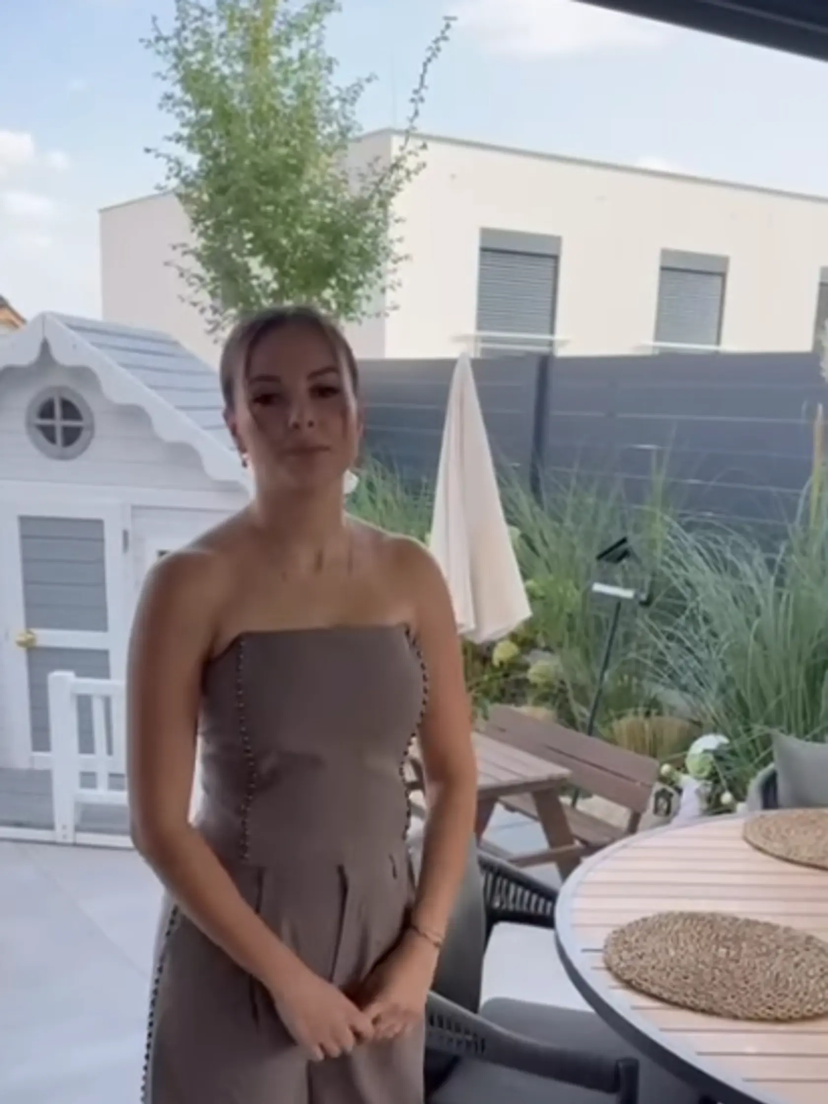 Monika Bagarová záhrada: Bazén a priestor na hranie