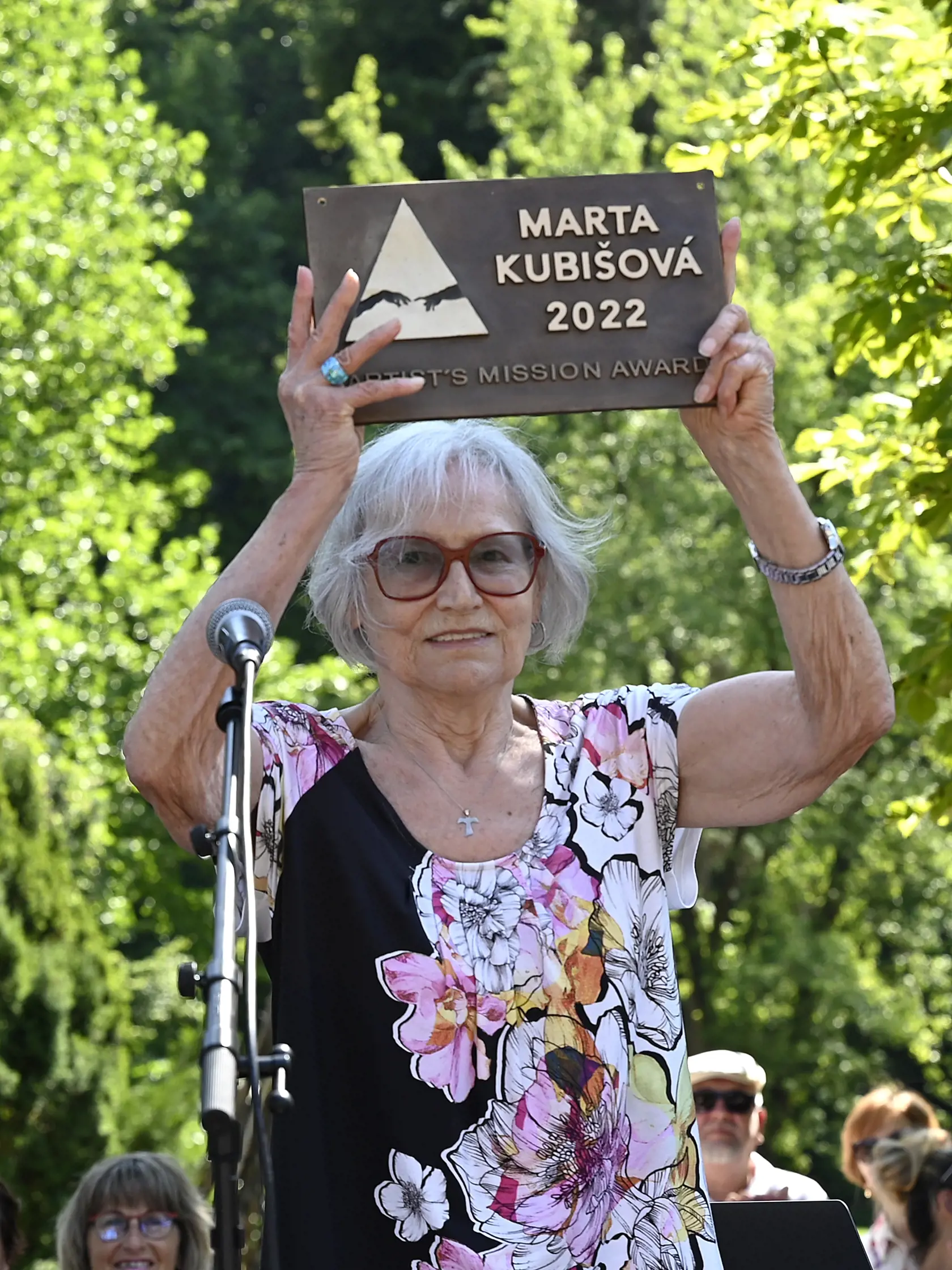 Na snímke česká speváčka a herečka Marta Kubišová s tabuľkou so svojím menom na Moste slávy 24. júla 2022 v Trenčianskych Tepliciach. Osobnosť československej hudobnej i filmovej scény si počas festivalu Film Square prevzala ocenenie Artists Mission Award za celoživotný umelecký a spoločenský prínos. FOTO TASR - Radovan Stoklasa
