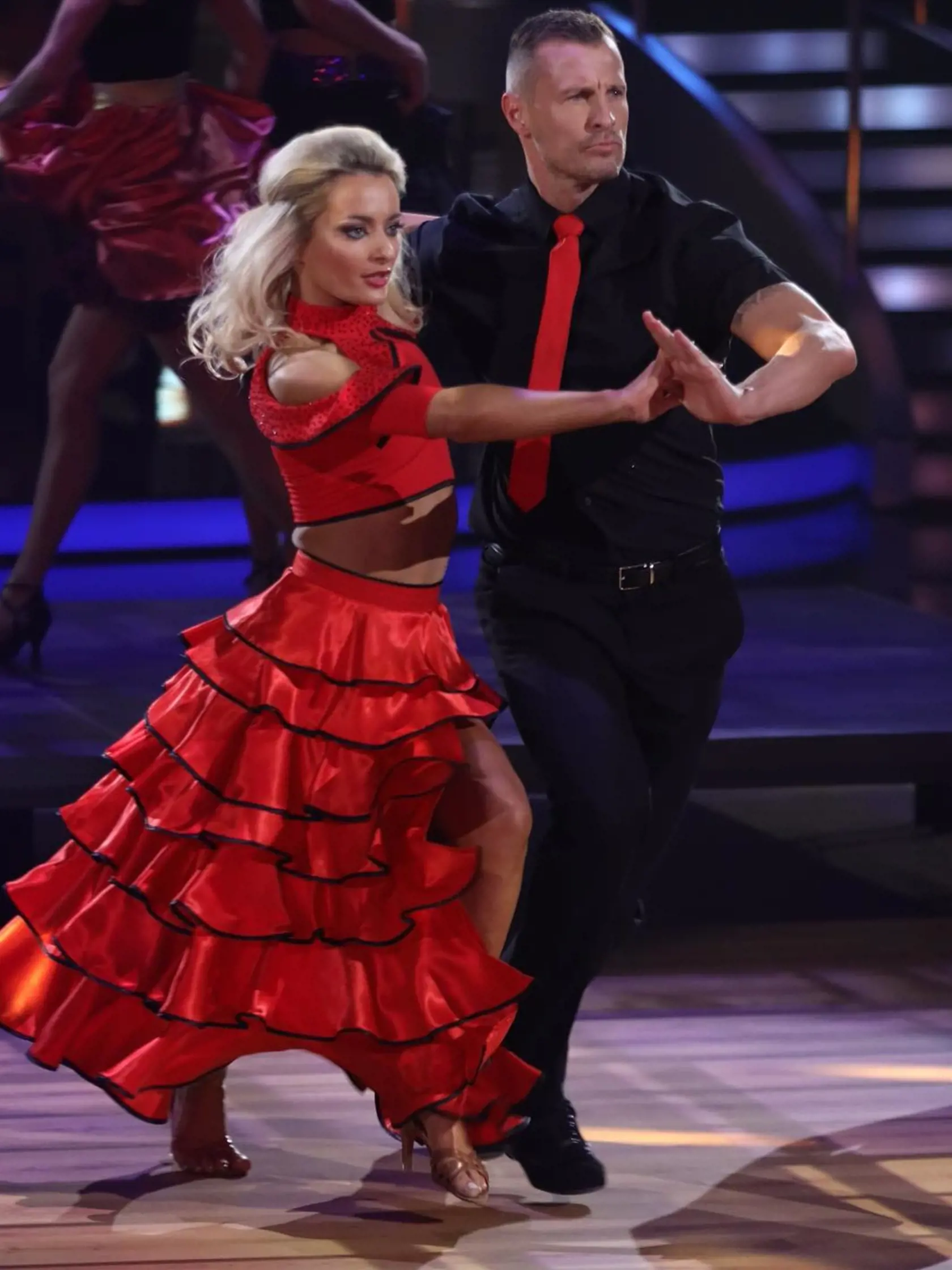 Energické paso doble predviedli Ján Ďurica s Vanessou s podporou tanečníkov z muzikálu West Side Story z dielne Jána Ďurovčíka.