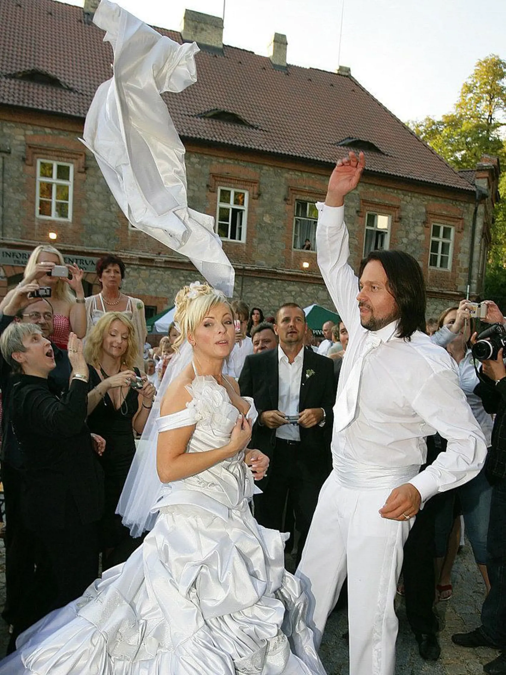 Iveta Bartošová (s Jiřím Pomeje).